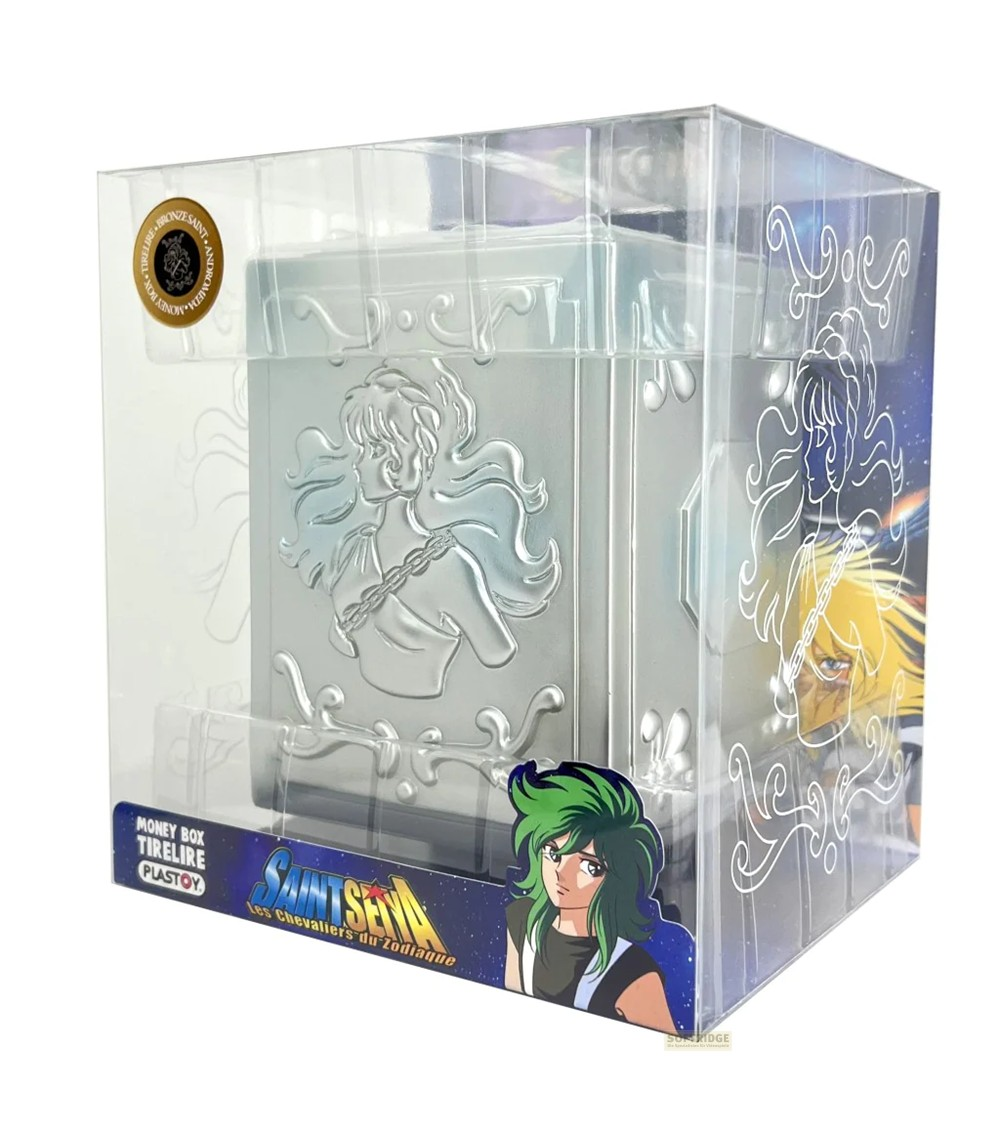 Hucha de la Caja de Pandora de Saint Seiya dentro de una vitrina de plástico transparente con personaje de pelo verde.