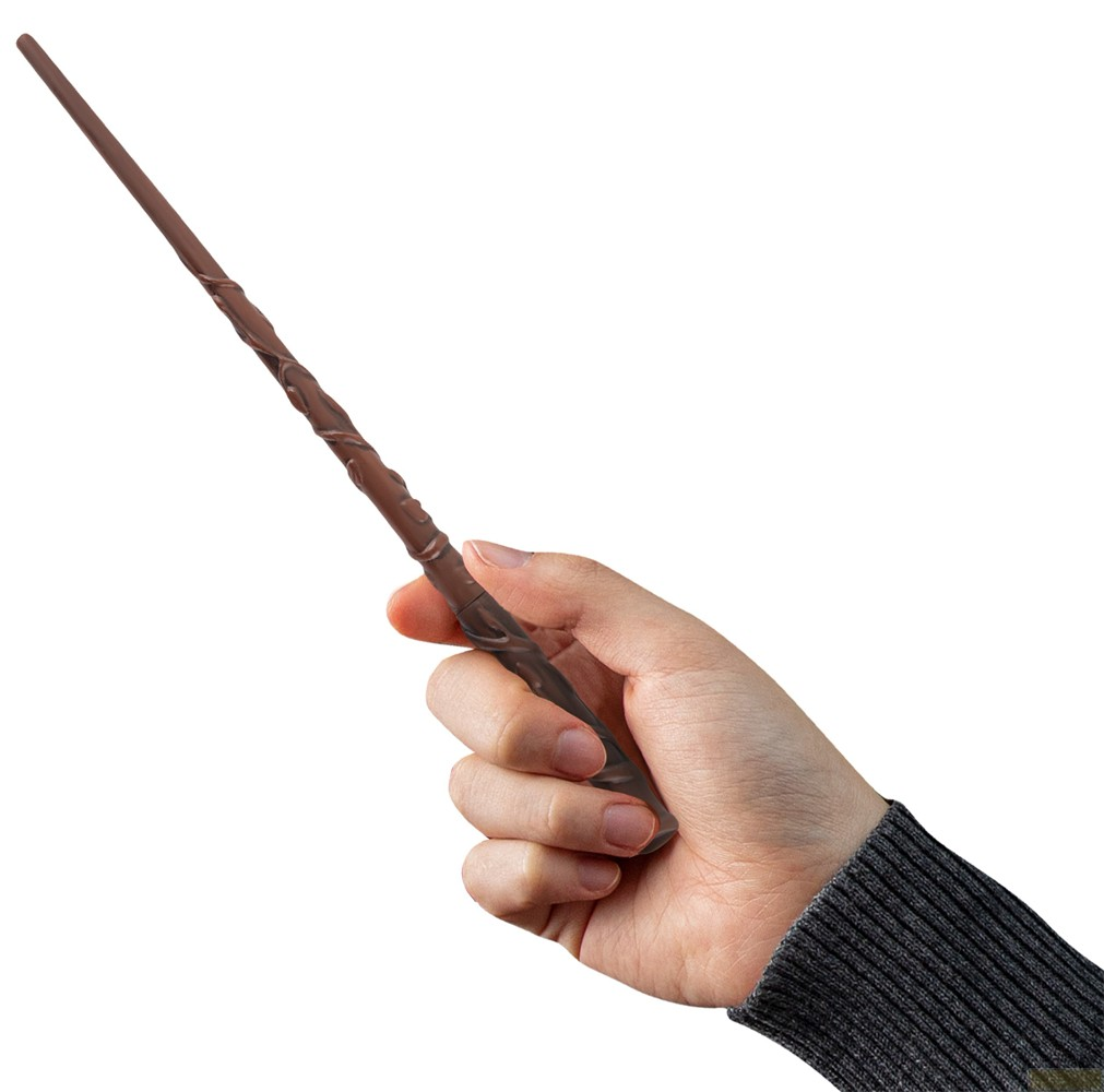 Una mano tiene una bacchetta magica lunga e marrone con un motivo a spirale.