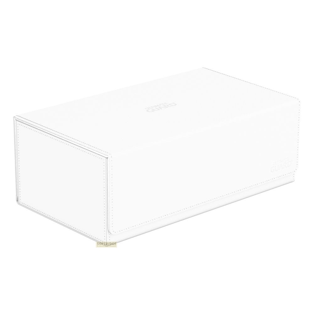 Une boîte de rangement blanche fermée avec des coutures visibles sur fond blanc.