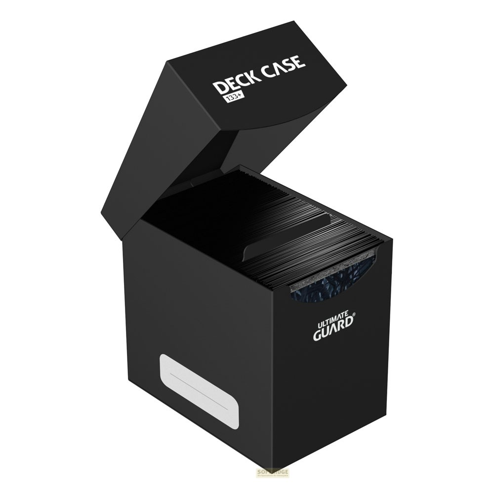 Un étui de deck Ultimate Guard 133+ noir ouvert rempli de cartes sur fond blanc.