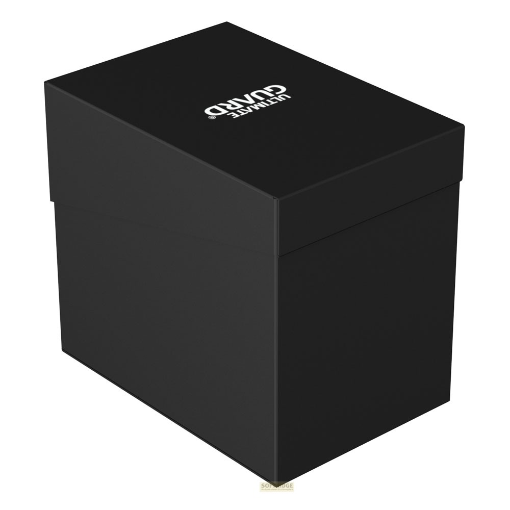 Une boîte noire Ultimate Guard avec un logo blanc sur le couvercle sur fond blanc.