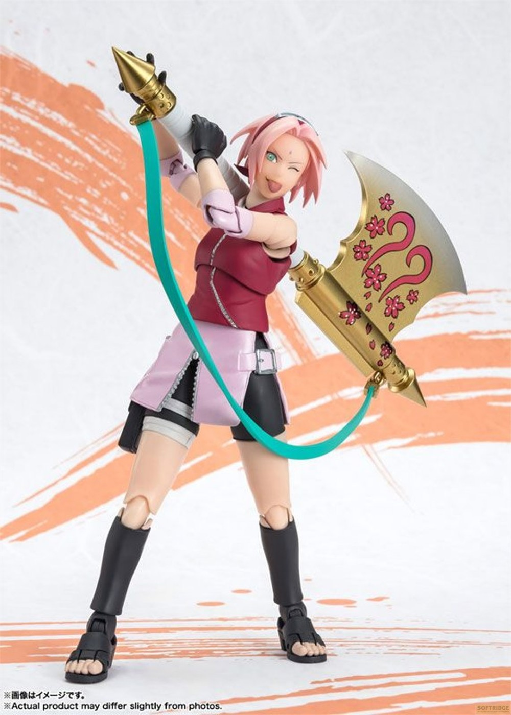 Figura de acción de anime con cabello rosa, ropa roja y rosa, sosteniendo un hacha grande.