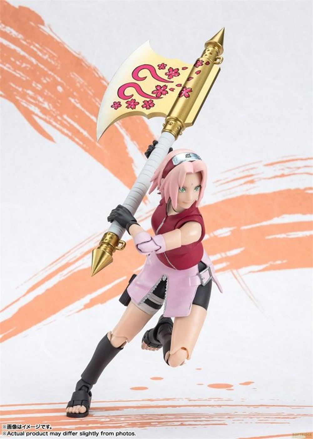 Una figura de acción de Sakura de Naruto con cabello rosa, saltando y sosteniendo un gran hacha dorada y rosa.