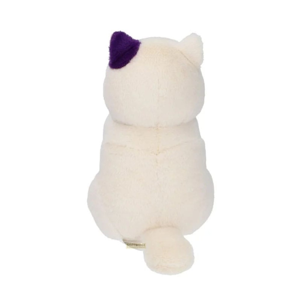 Vista trasera de un peluche color crema con una oreja morada sobre fondo blanco.
