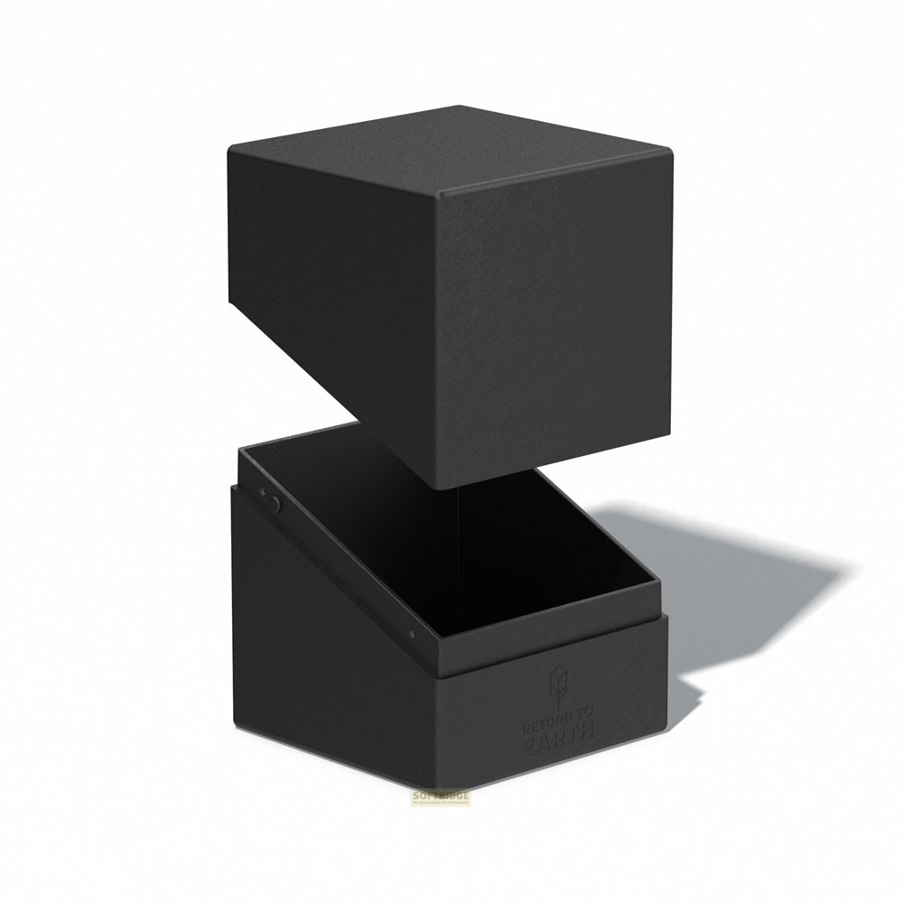 Une boîte noire ouverte avec un couvercle séparé sur fond blanc.