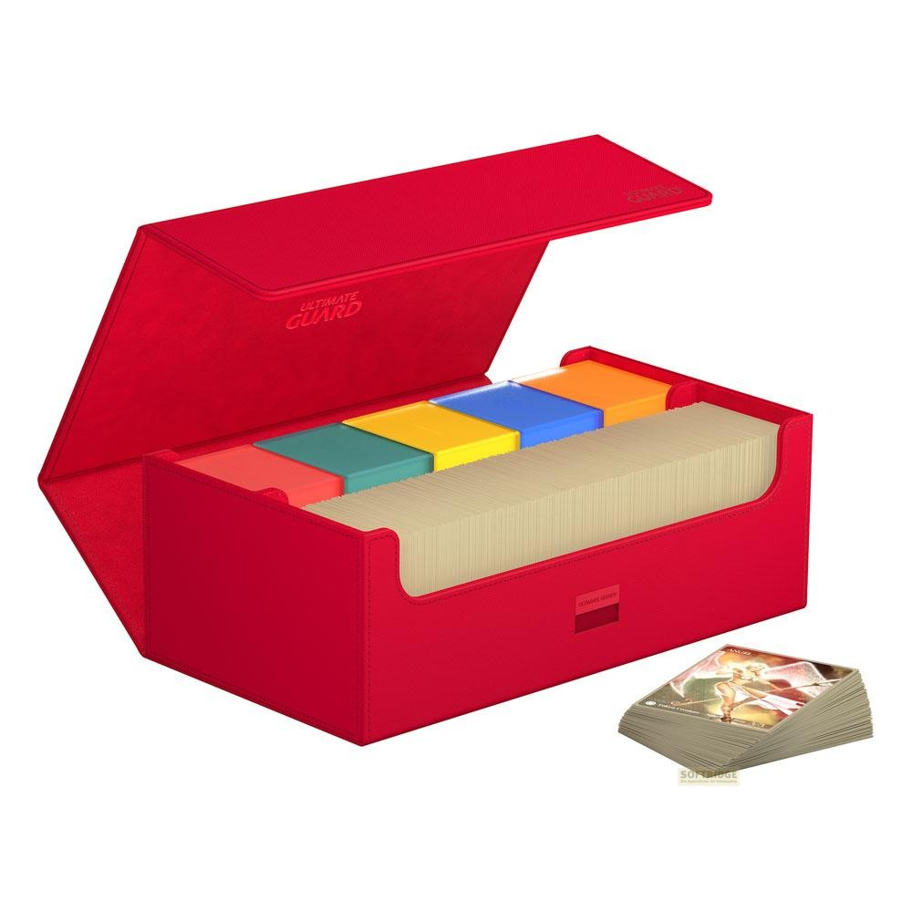 Une boîte de cartes rouge avec un couvercle ouvert, des boîtes de deck colorées et une pile de cartes.