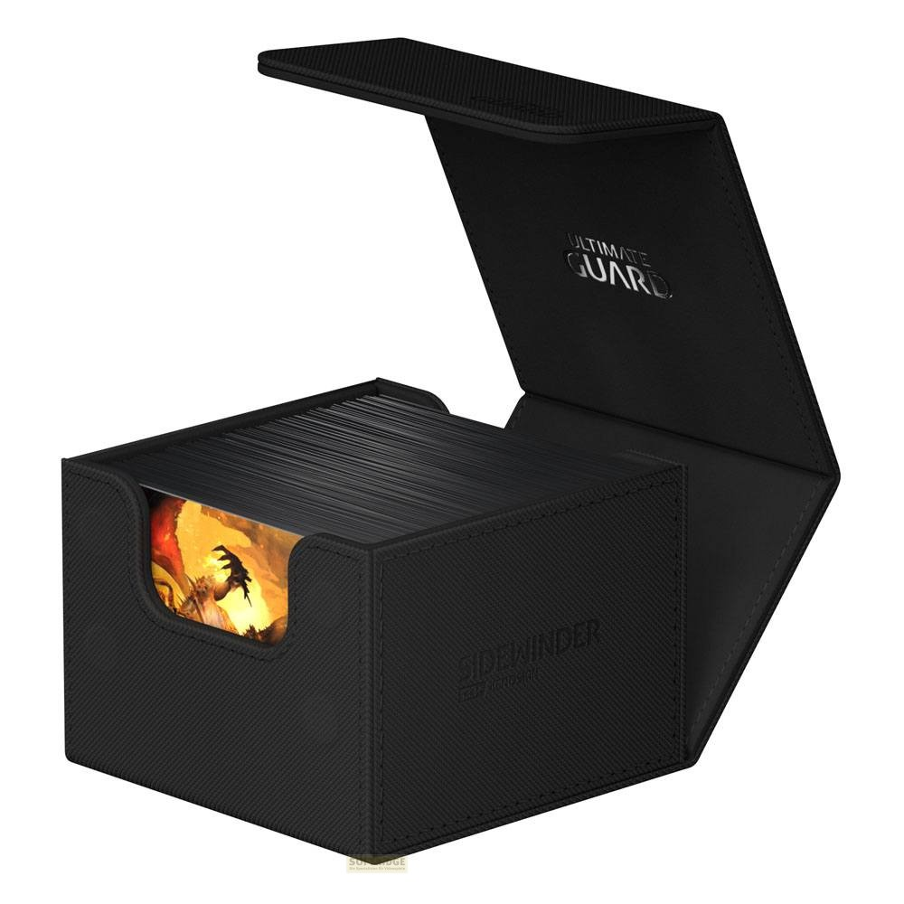 Une boîte de cartes noire Ultimate Guard Sidewinder ouverte et remplie de cartes sur fond blanc.