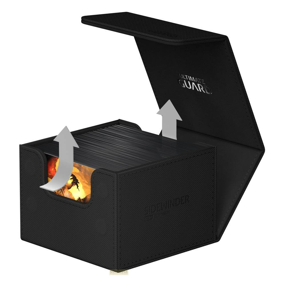 Boîte à cartes noire Ultimate Guard avec couvercle ouvert, remplie de cartes et deux flèches.