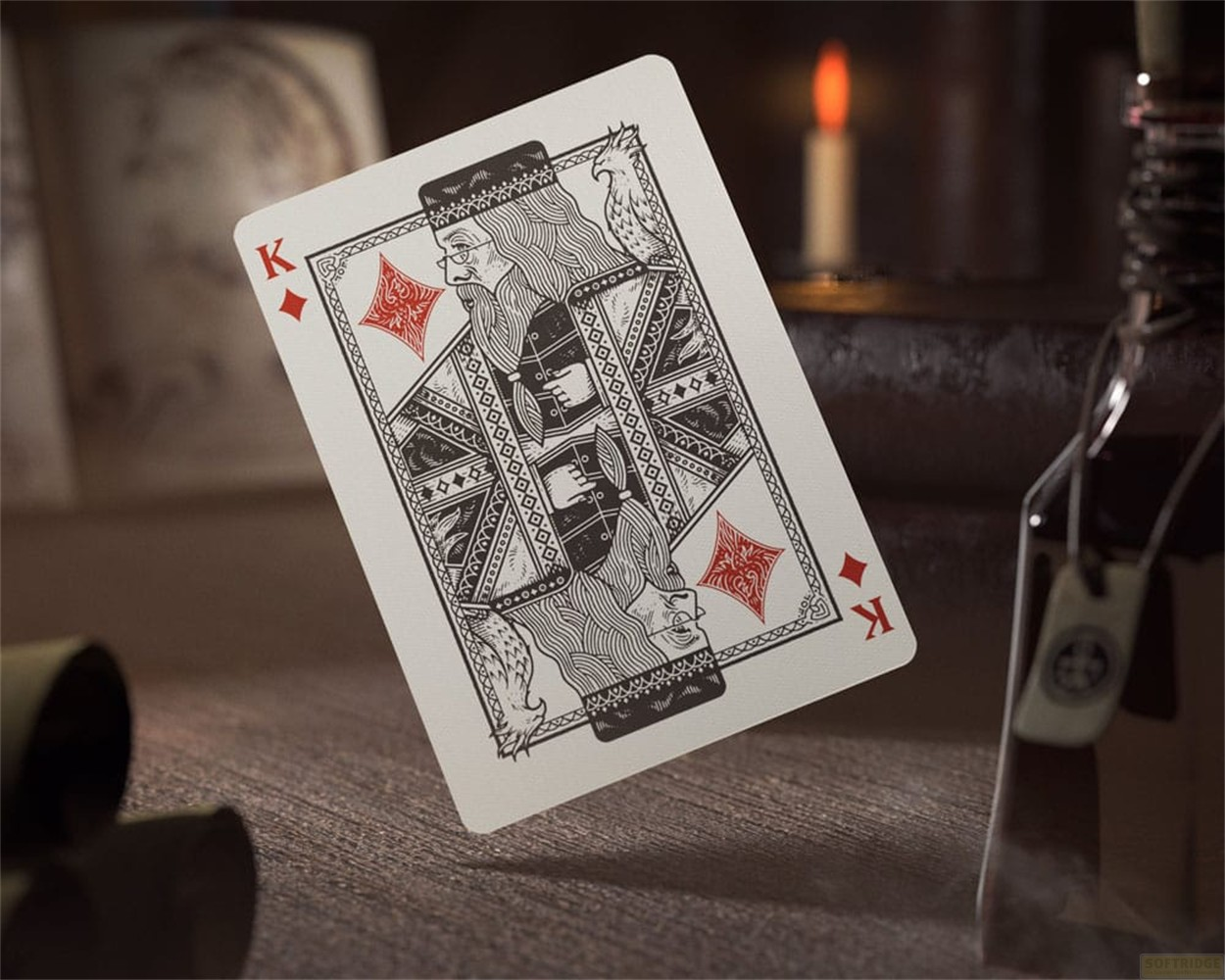 Gros plan d'une carte à jouer Roi de carreau avec des lignes noires complexes et des carreaux rouges sur une table en bois.