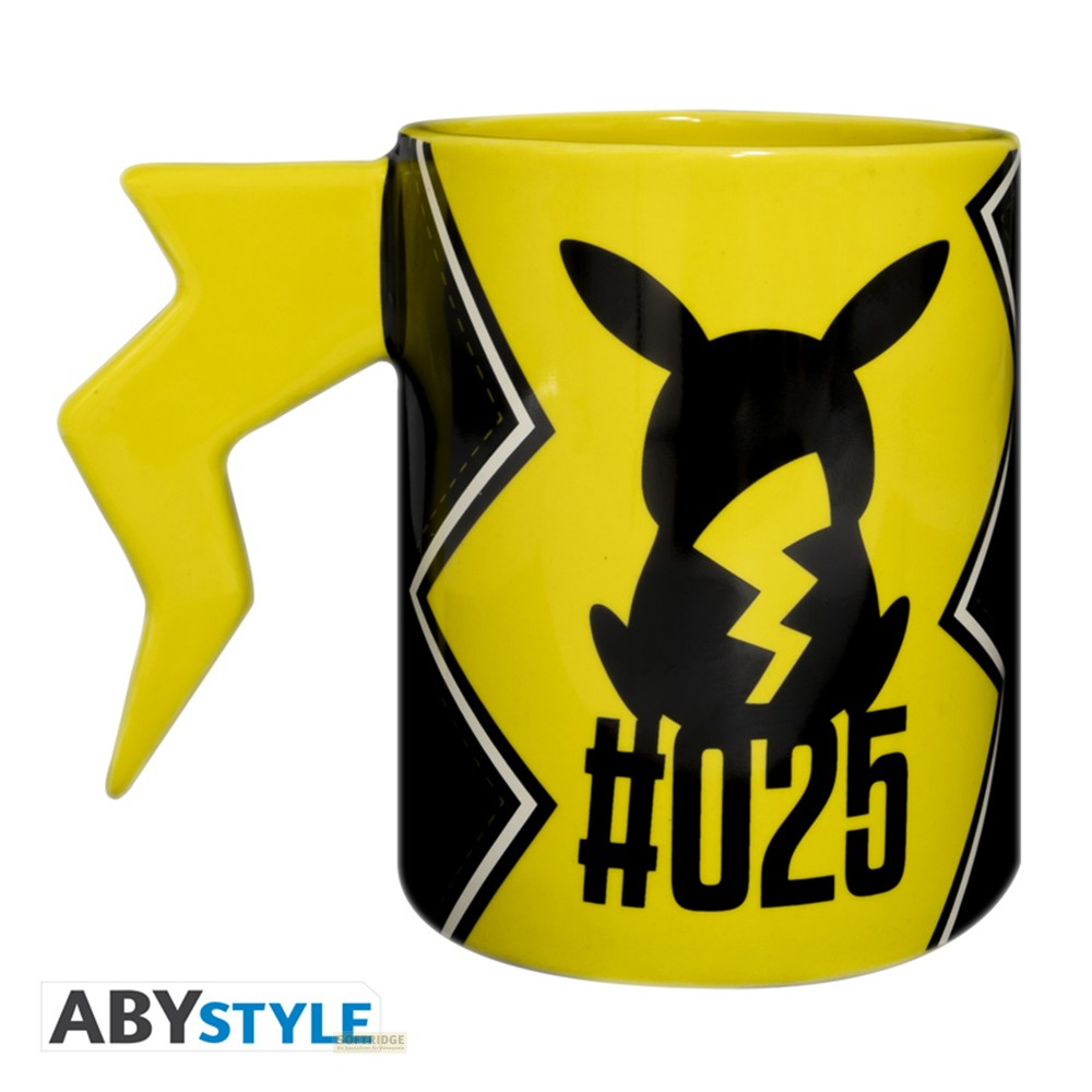 Taza de cerámica amarilla con silueta negra de Pikachu, texto #025 y asa en forma de rayo sobre fondo blanco.
