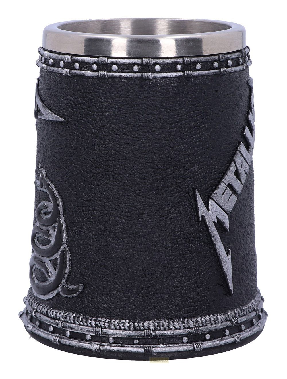 Una taza negra con adornos plateados, un motivo de serpiente y el logotipo de Metallica sobre fondo blanco.