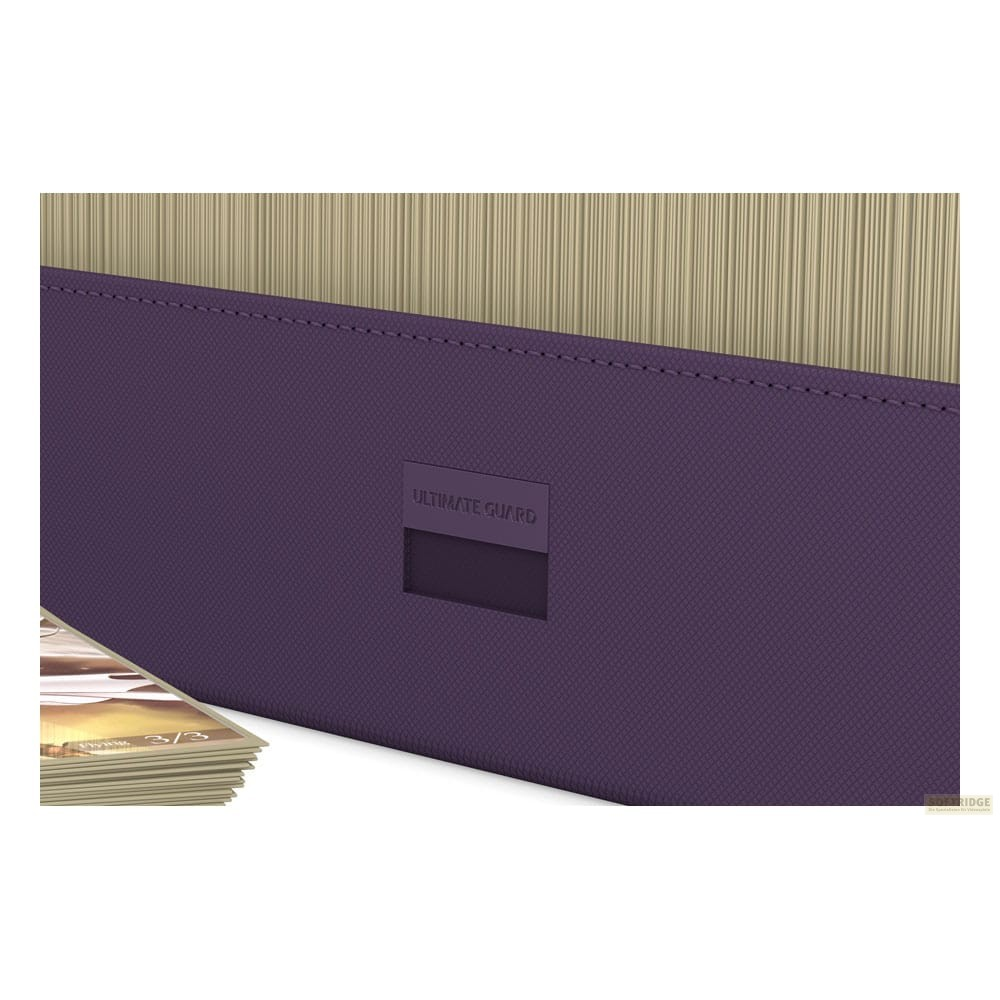 Une boîte violette Ultimate Guard à texture fine présente des cartes empilées et un porte-nom intégré.