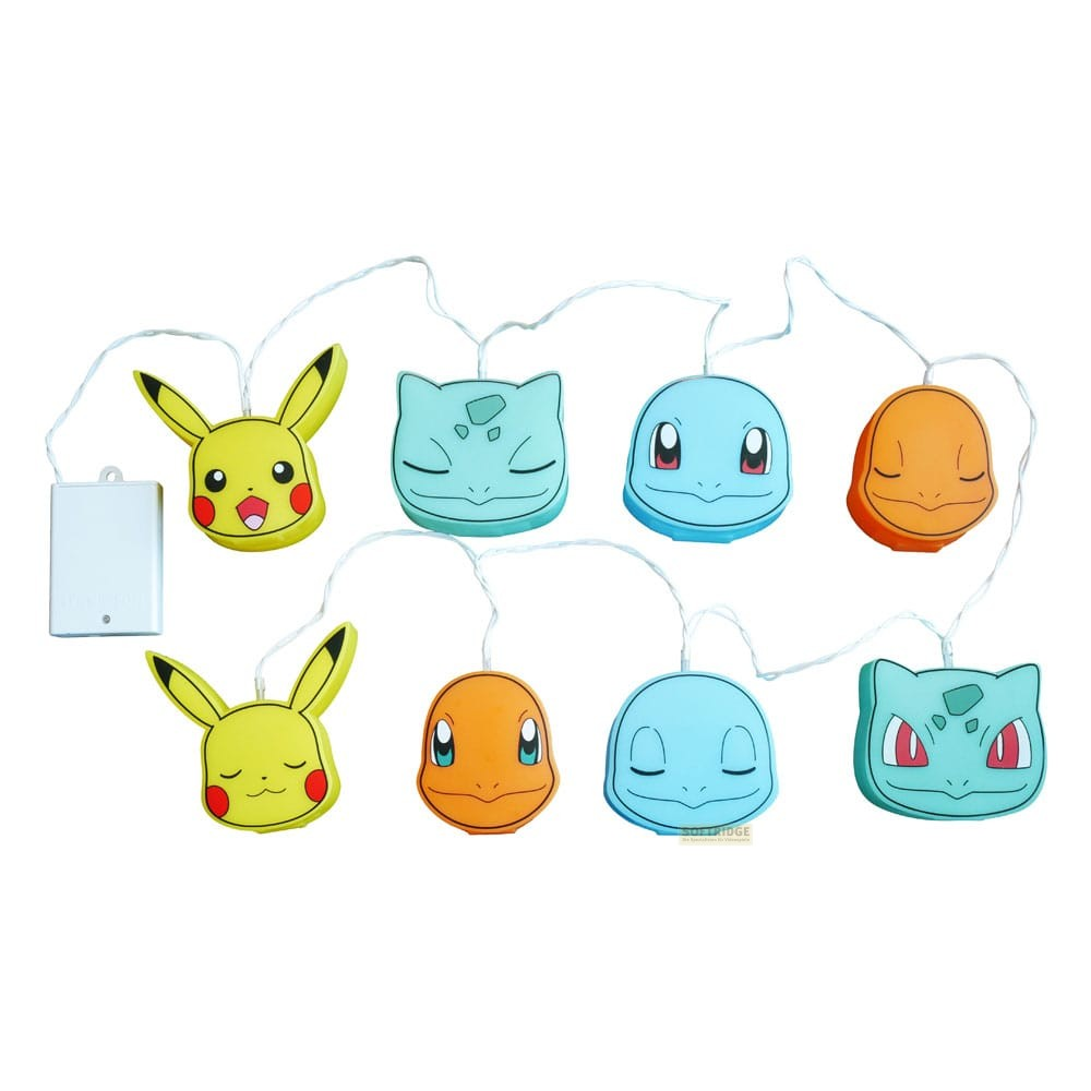 Guirlande lumineuse Pokémon avec des visages de Pikachu, Bulbasaur, Squirtle et Charmander sur fond blanc.