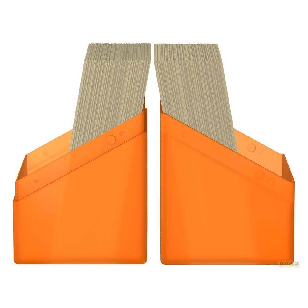 Deux porte-documents orange remplis de piles de papier sur fond blanc.
