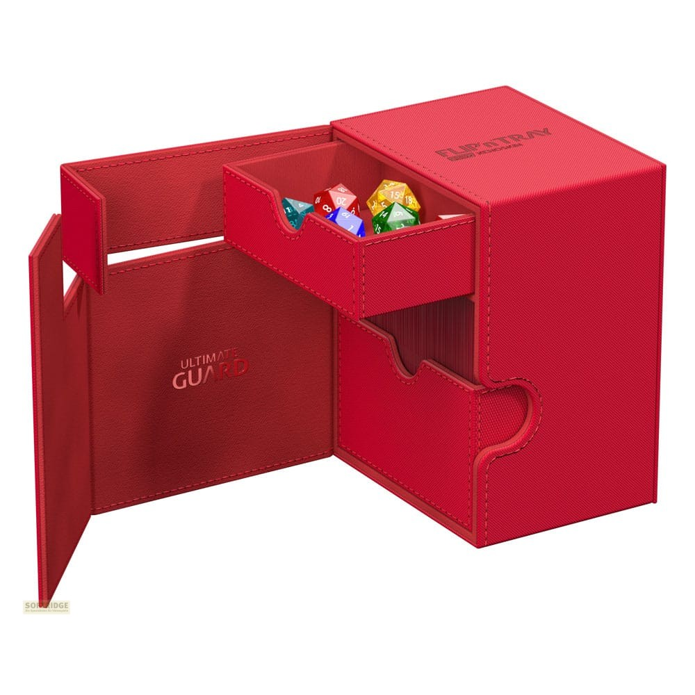 Un plateau rouge Ultimate Guard avec des dés dans le compartiment supérieur et le panneau avant ouvert.