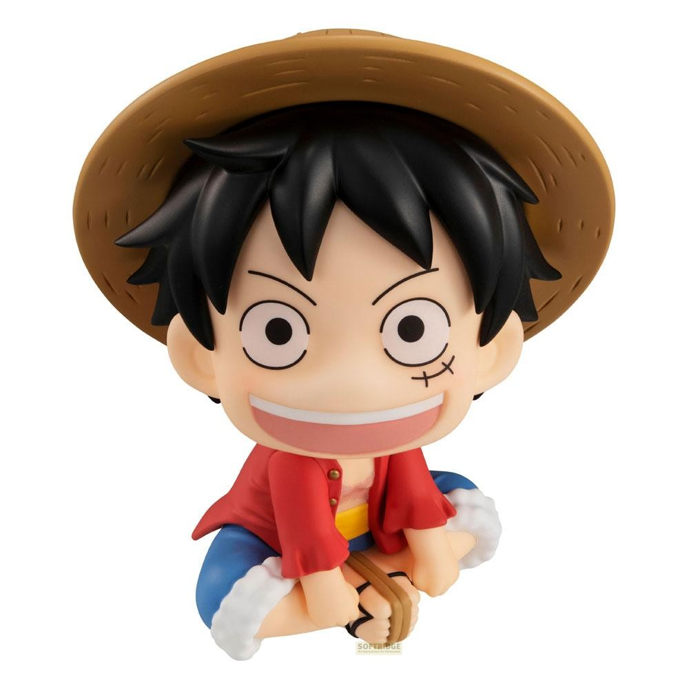 Figura de Luffy estilo chibi con sombrero de paja, camisa roja y pantalones cortos azules agachado.