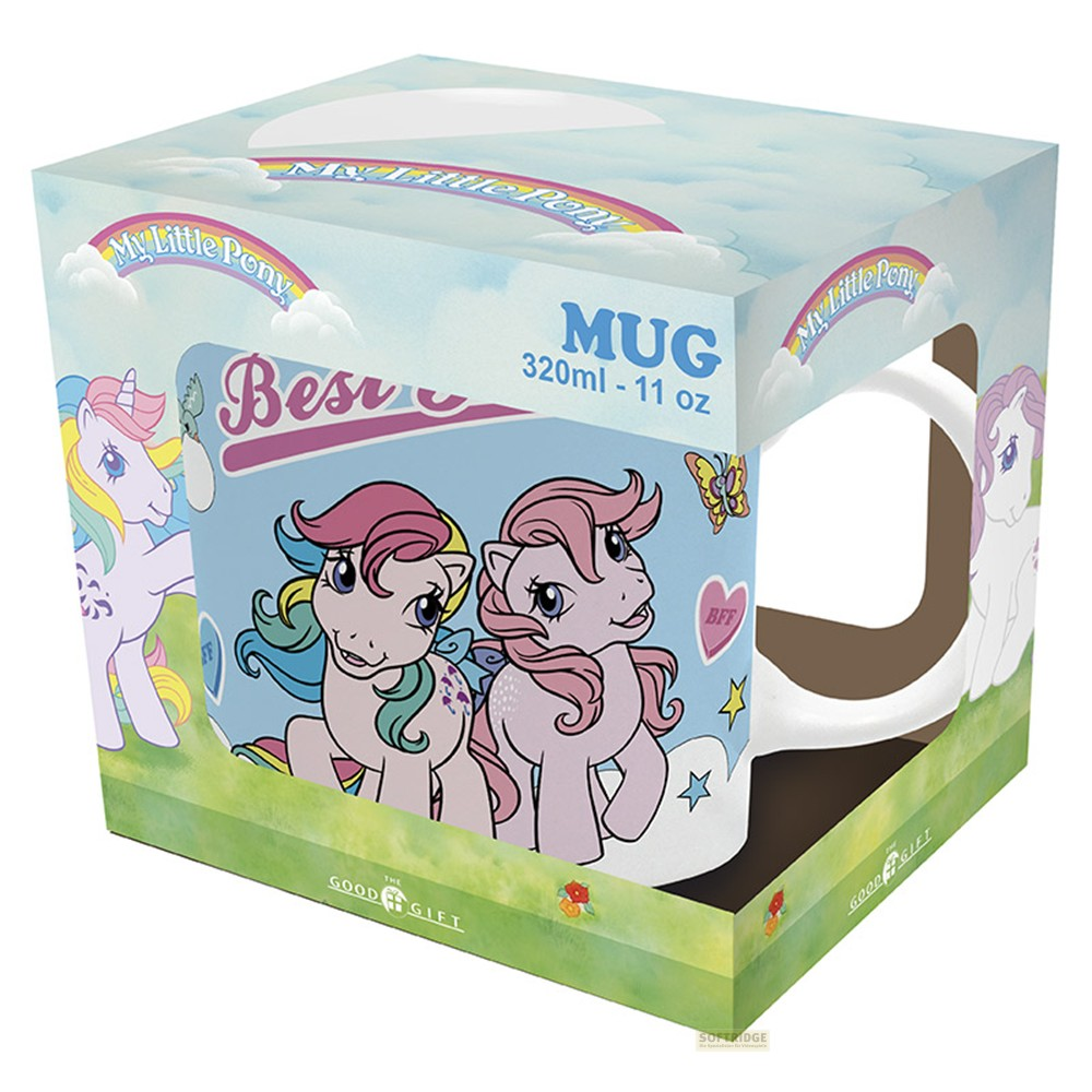 Una taza colorida de My Little Pony dentro de una caja de regalo decorativa con nubes y arcoíris.