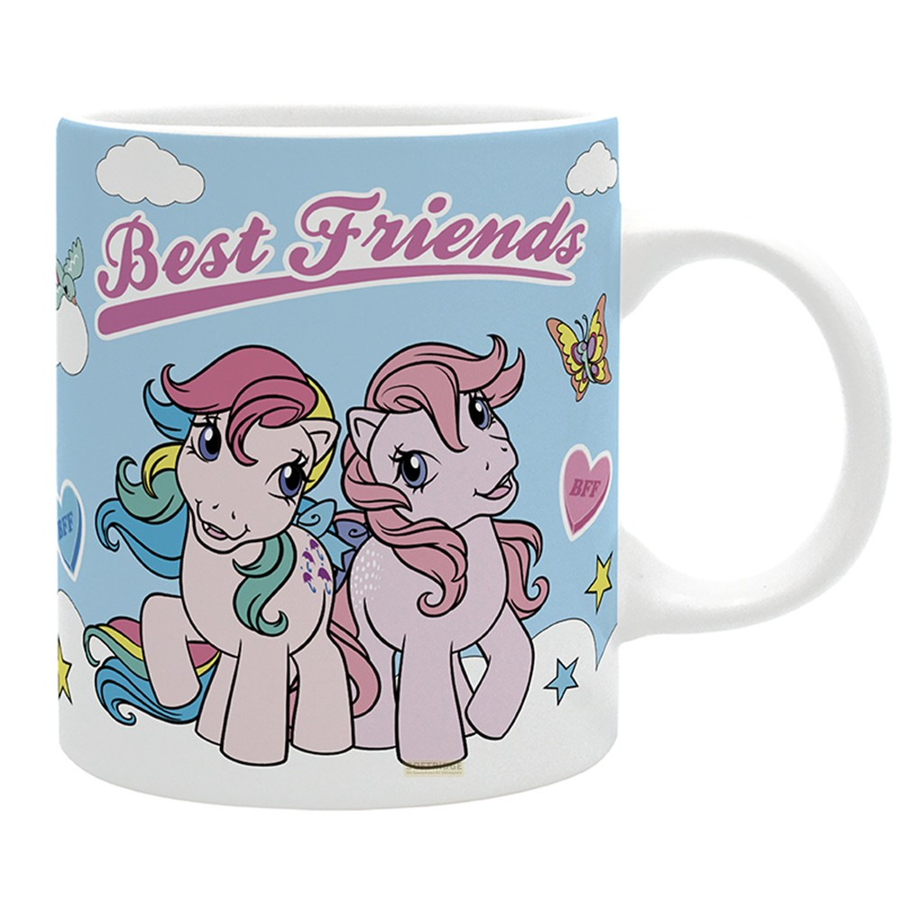 Taza azul con dos ponis, texto Best Friends, nubes, corazones y estrellas sobre fondo azul.