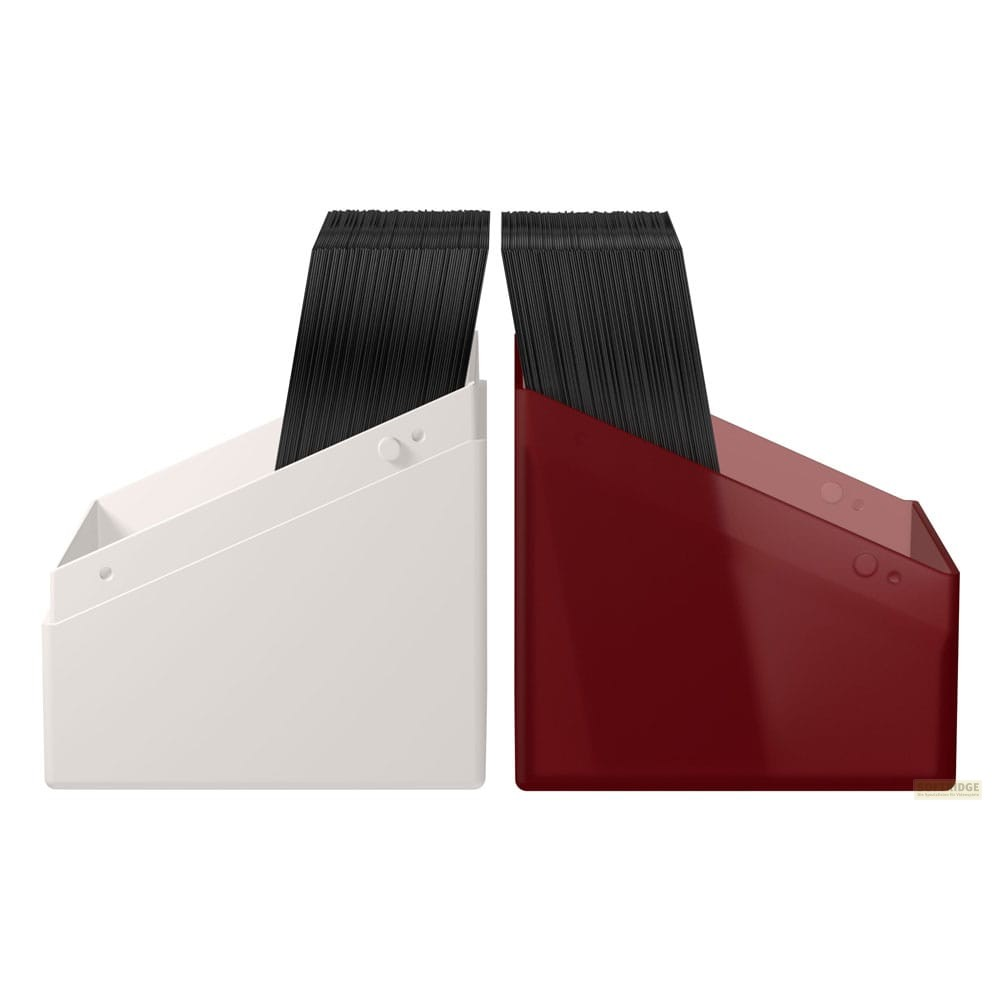 Deux supports en plastique, blanc et rouge foncé, remplis de cartes noires, sur fond blanc.