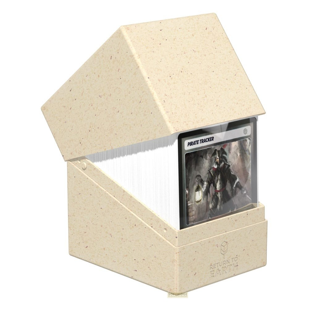 Boîte à cartes beige effet pierre avec couvercle ouvert, remplie de cartes; la carte avant affiche 'Pirate Tracker'.