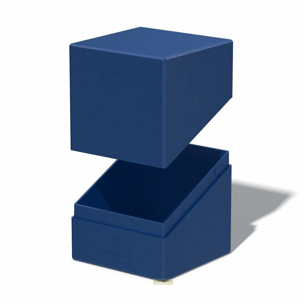 Une boîte de cartes bleue avec son couvercle retiré flotte en biais sur fond blanc.