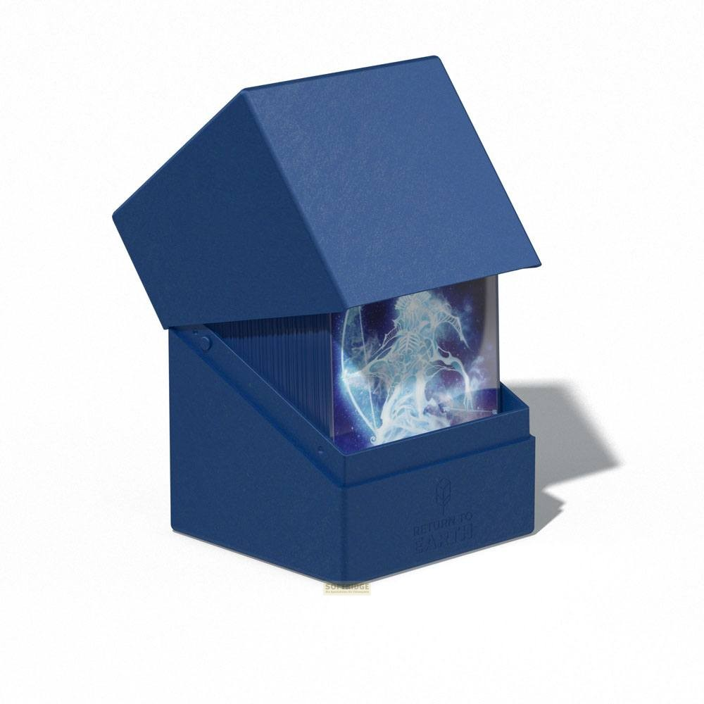 Une boîte de jeu de cartes bleue ouverte sur fond blanc révèle une carte bleue avec une silhouette fantomatique.