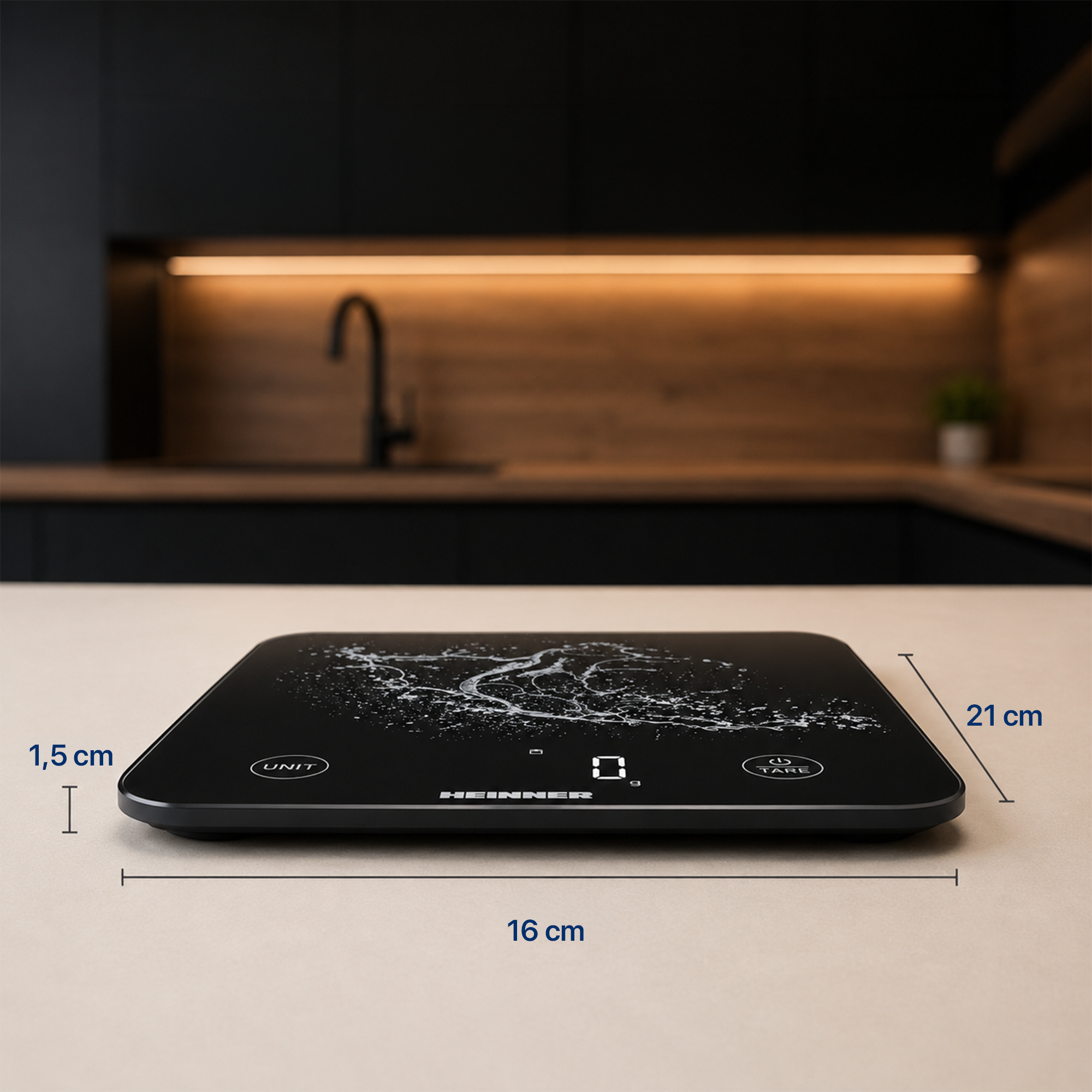 Eine schwarze digitale Küchenwaage mit 16cm Breite, 21cm Tiefe und 1,5cm Höhe auf einer Arbeitsplatte.