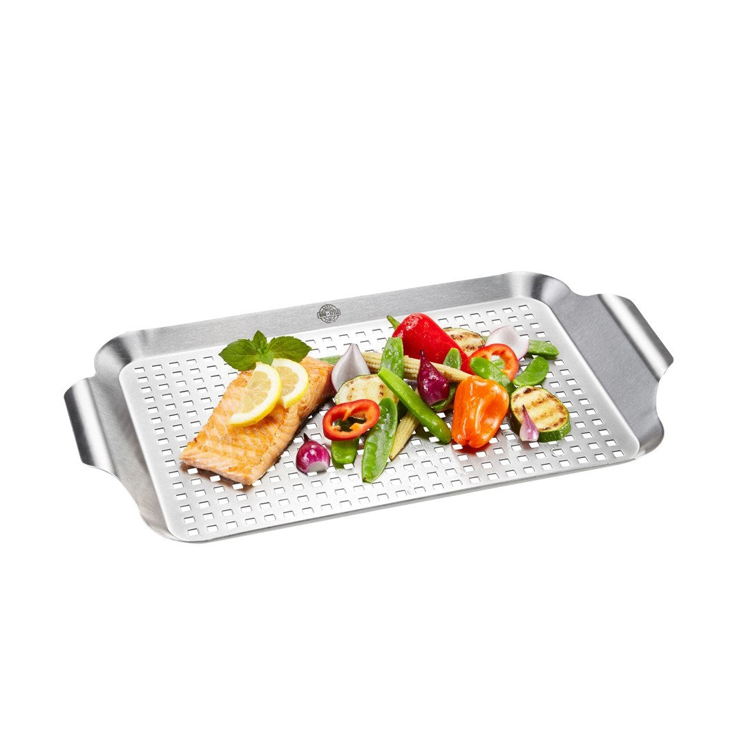 Lachsfilet mit Zitronenscheiben und gegrilltem Gemüse auf einem gelochten Edelstahl-Grillblech.