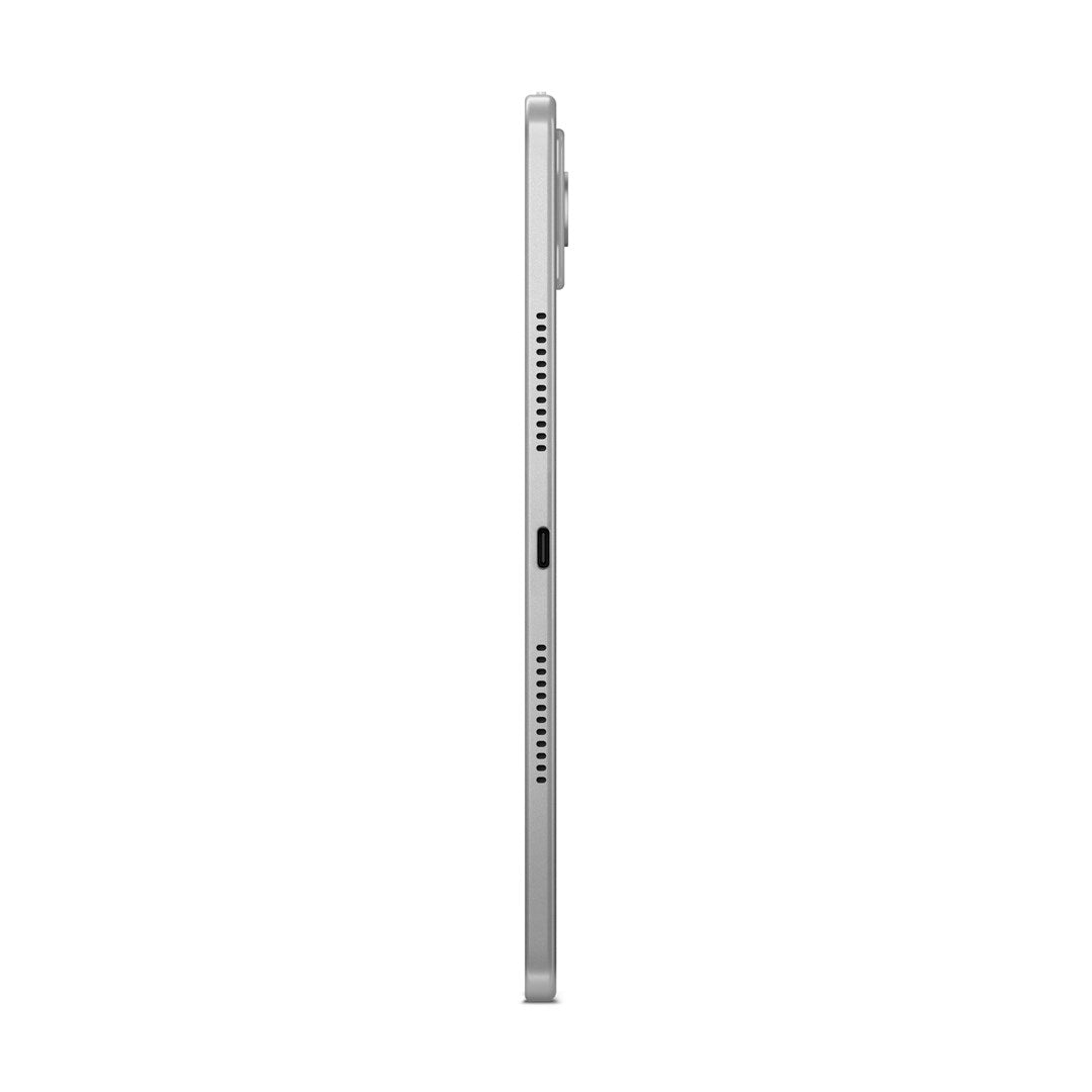 Vista laterale di un tablet argento con altoparlanti, pulsanti e porta USB-C su sfondo bianco.