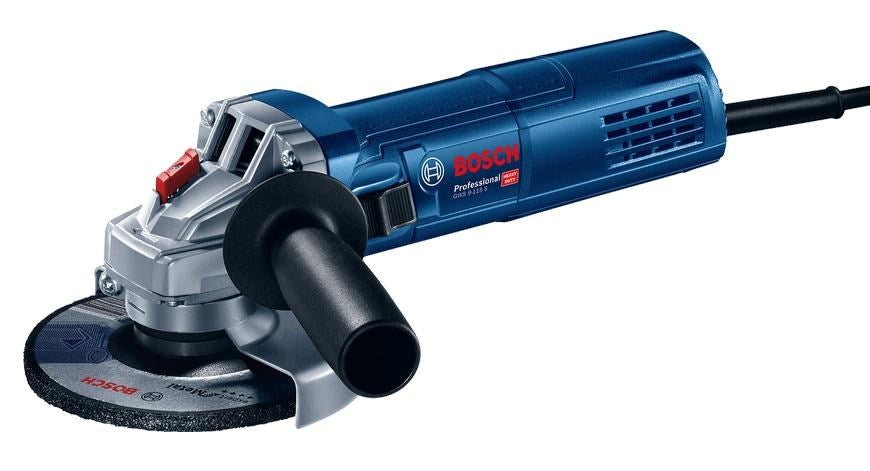 Beyaz arka planda takılı disk ve siyah tutma sapına sahip mavi Bosch Professional açılı taşlama makinesi.