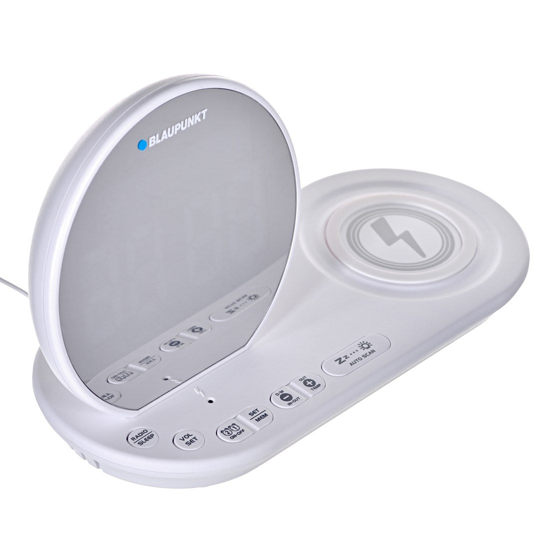 Orologio digitale Blaupunkt bianco con display a specchio rotondo e base di ricarica wireless.