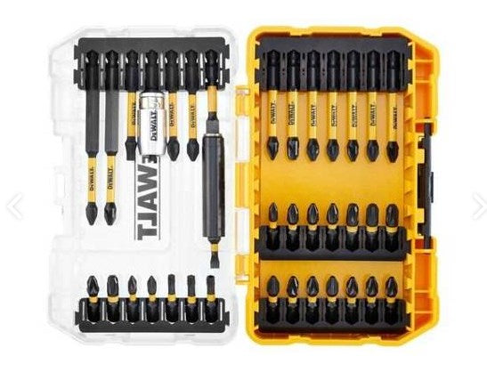 Çeşitli siyah tornavida uçları ve soketlerle dolu açık sarı ve şeffaf DeWalt takım çantası.