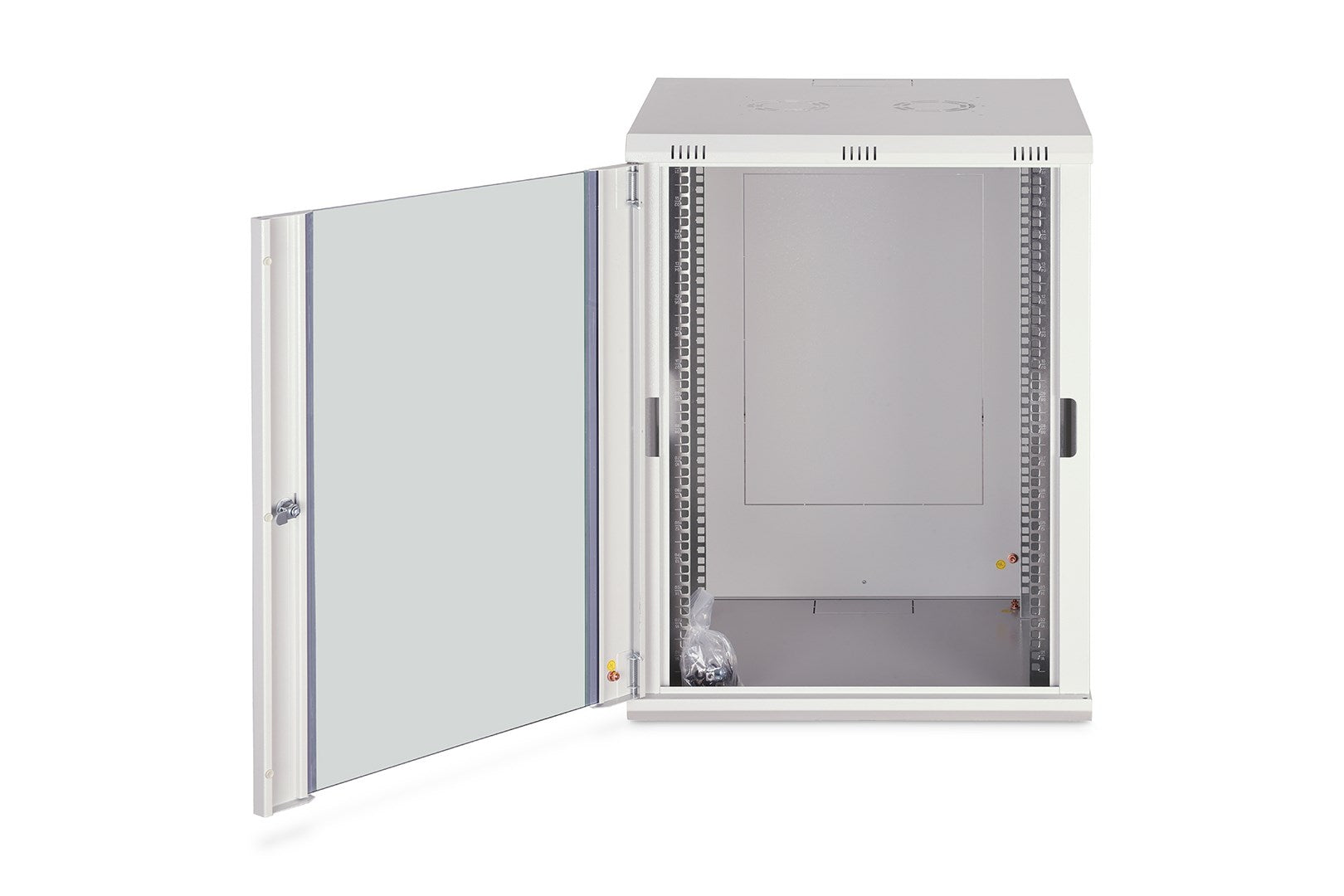 Ein weißer Netzwerkschrank mit geöffneter Glastür zeigt das Innere mit perforierten Montageschienen.