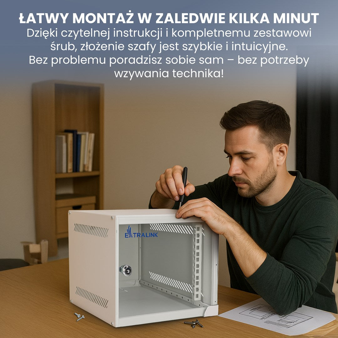 Mężczyzna skręca małą białą szafę RACK przy drewnianym stole, w tle widoczny jest regał z książkami.