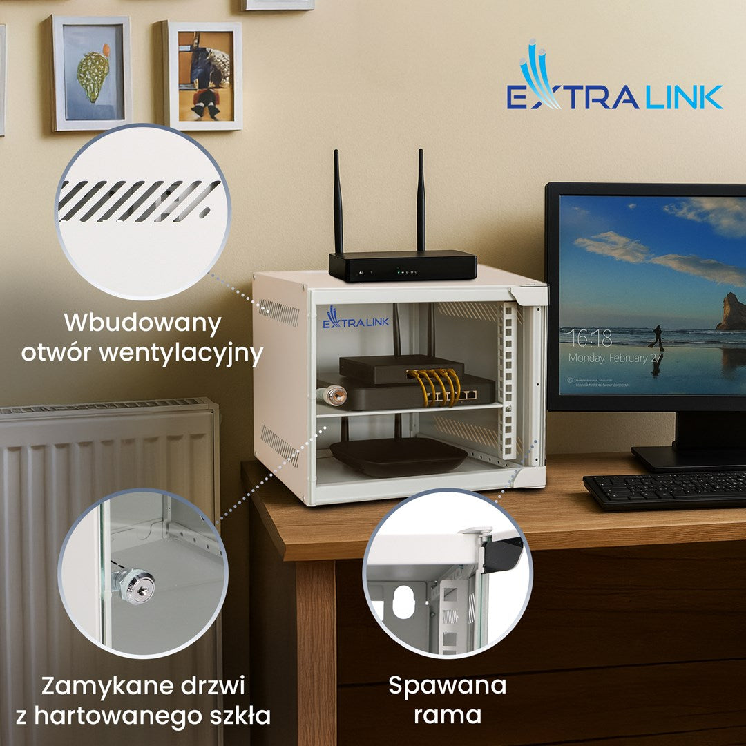 Biała szafa rack Extralink na drewnianym biurku ze sprzętem sieciowym, obok monitora komputerowego.