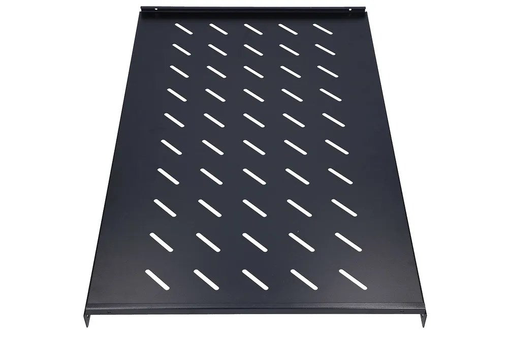 Czarna metalowa półka z ukośnymi szczelinami wentylacyjnymi na białym tle.