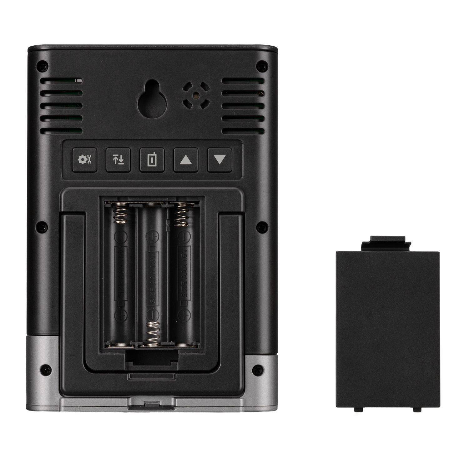 Parte trasera de un dispositivo electrónico negro con un compartimento de pilas abierto para tres pilas AAA y una tapa separada al lado.