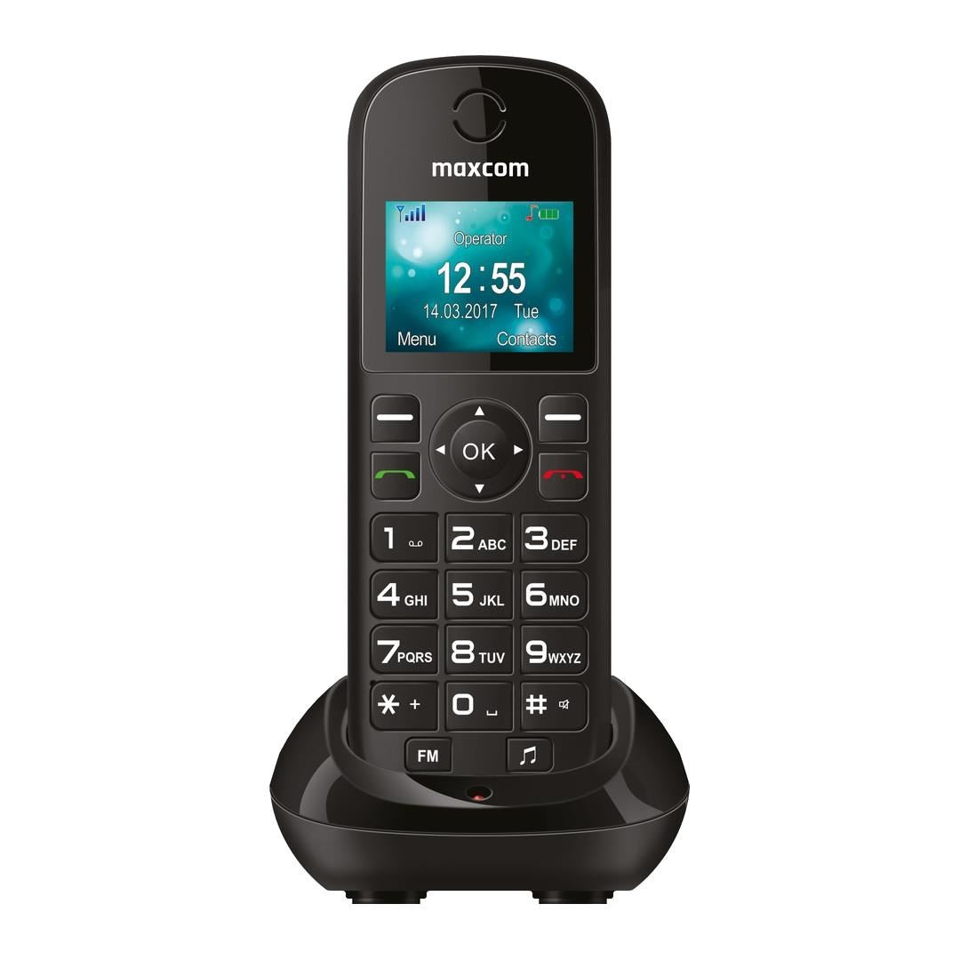 Czarny telefon stacjonarny Maxcom w stacji ładującej, z kolorowym ekranem i dużymi przyciskami.