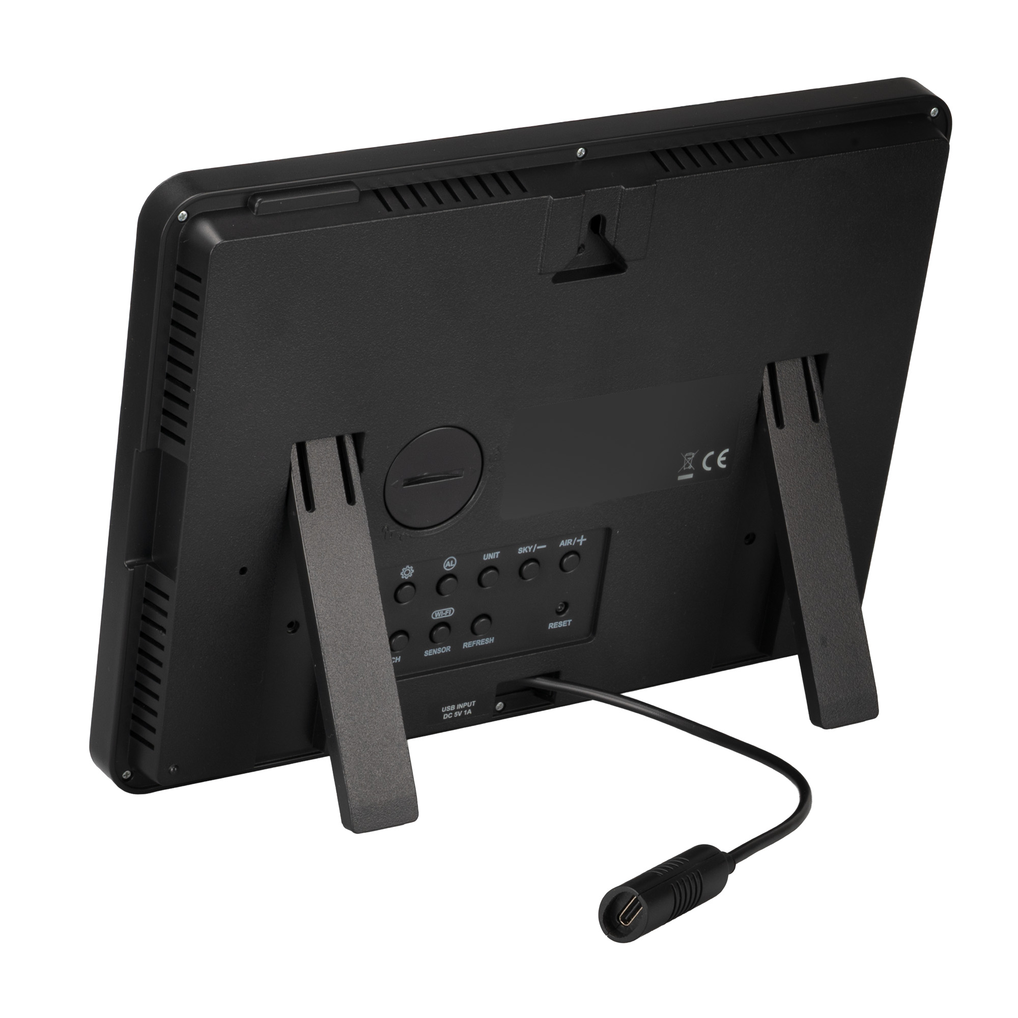 Parte trasera de un dispositivo electrónico negro con dos soportes, botones de control y un cable USB.