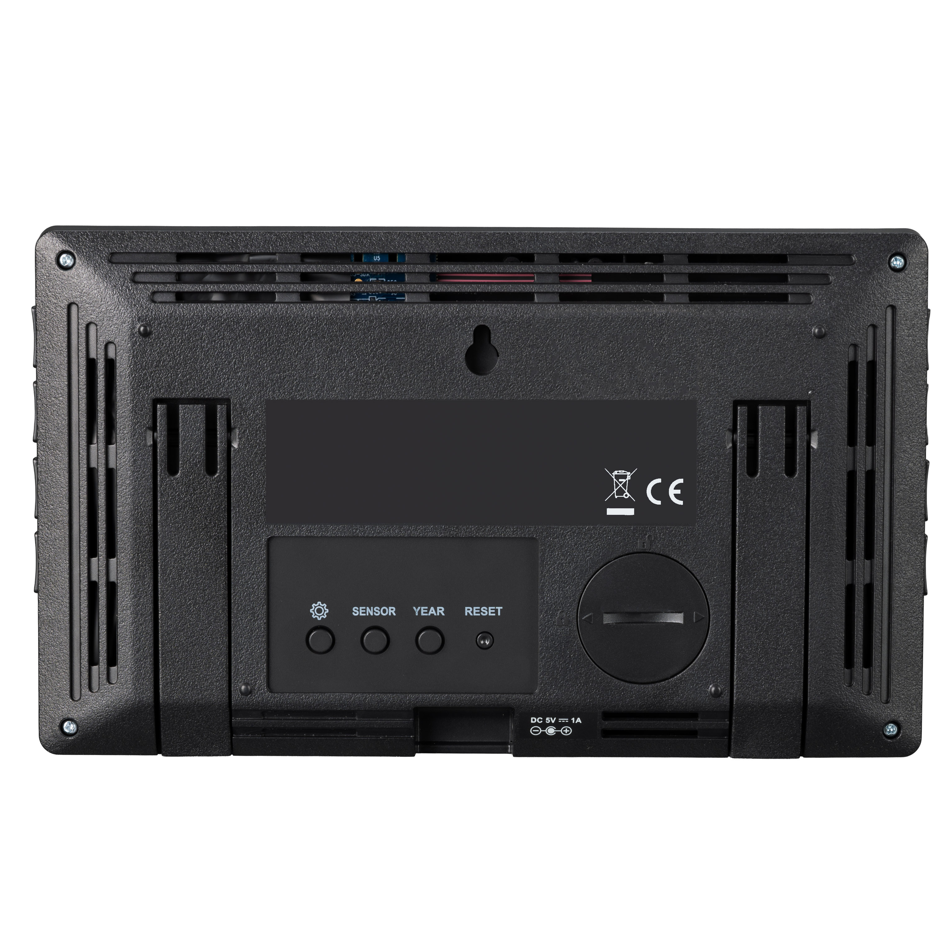 Vista trasera de un dispositivo digital negro con ranuras de ventilación, botones, compartimento de pilas y dos soportes.