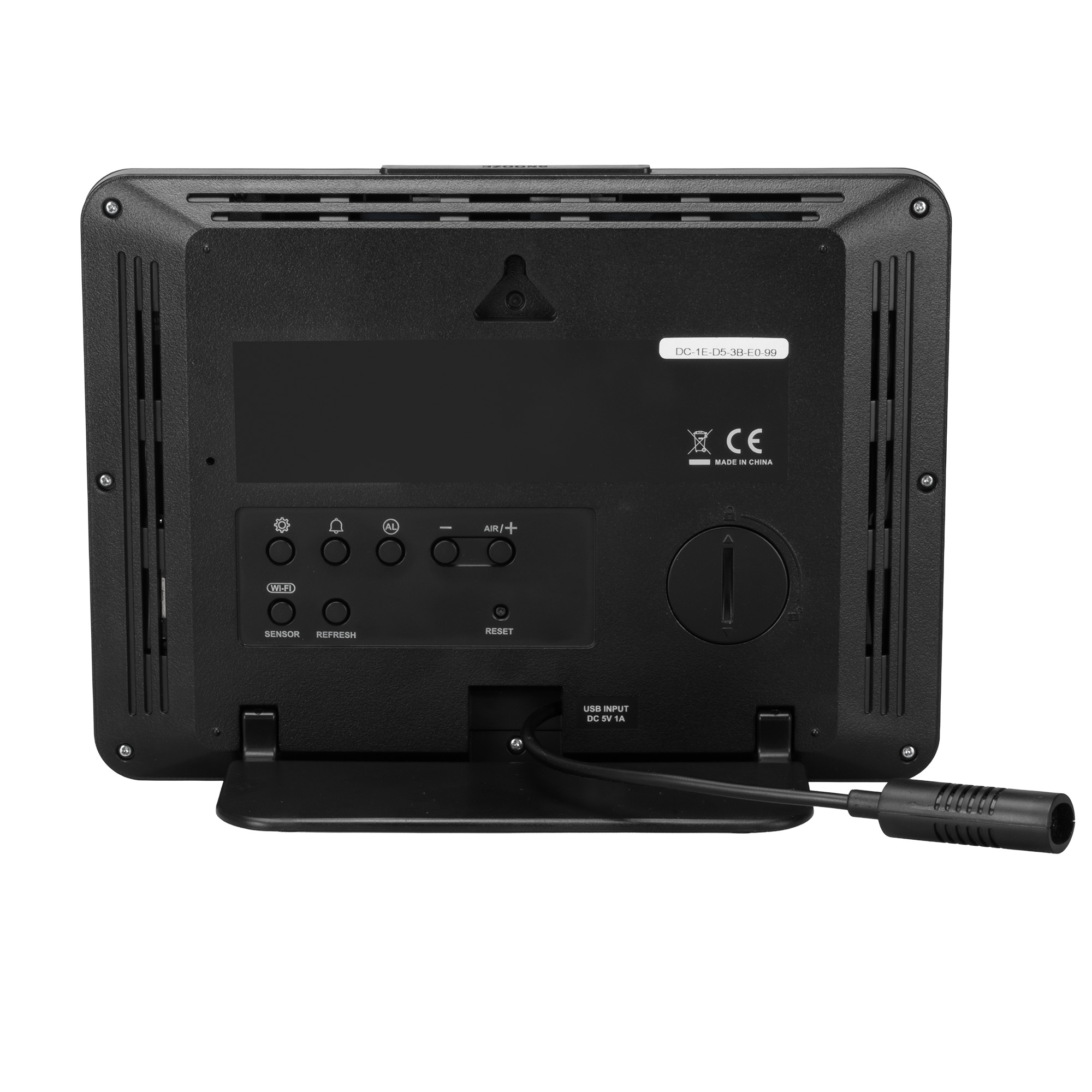 Parte trasera de un dispositivo electrónico negro con botones de control, tapa de batería y un cable USB.