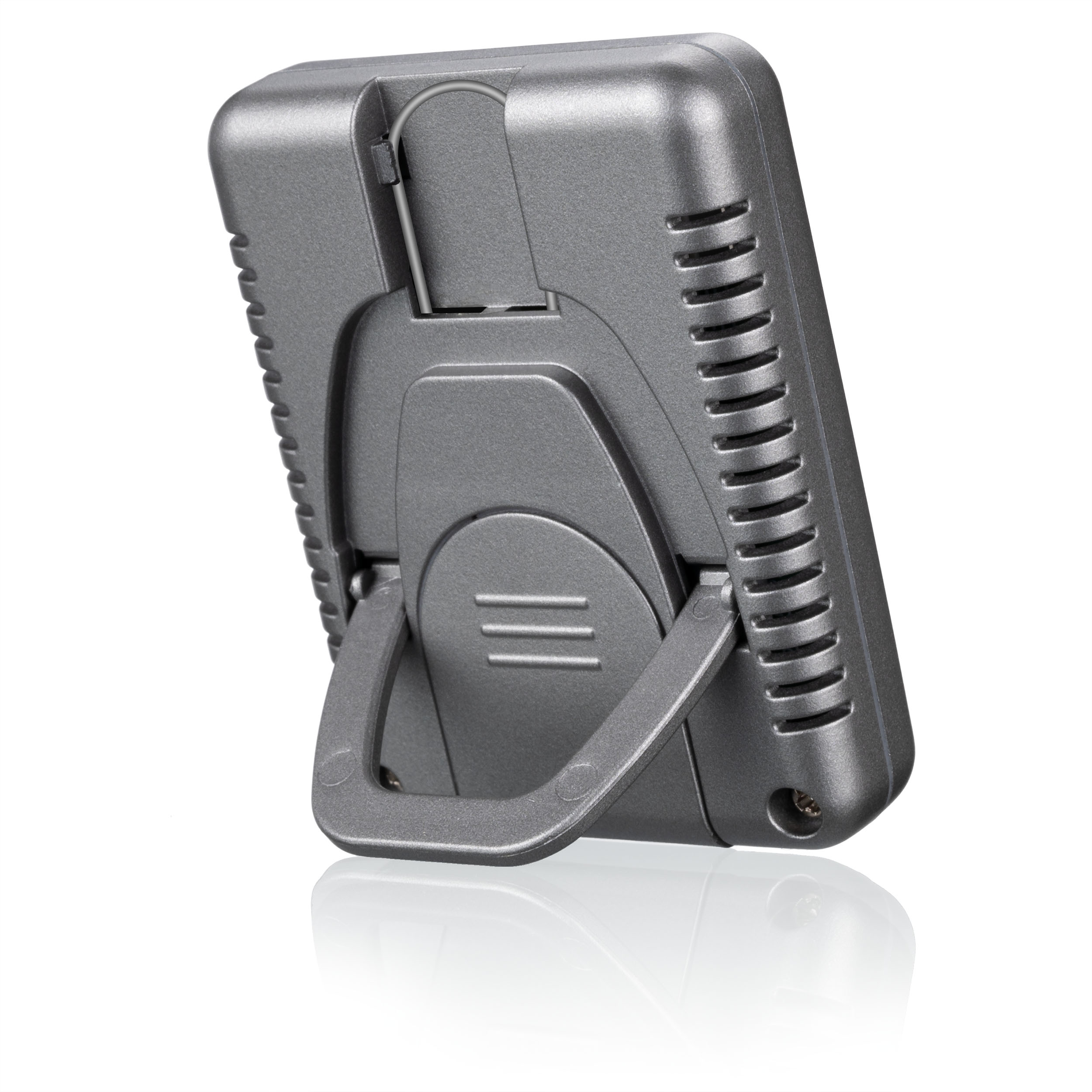Parte trasera de un dispositivo electrónico gris con soporte desplegable y ranuras de ventilación.