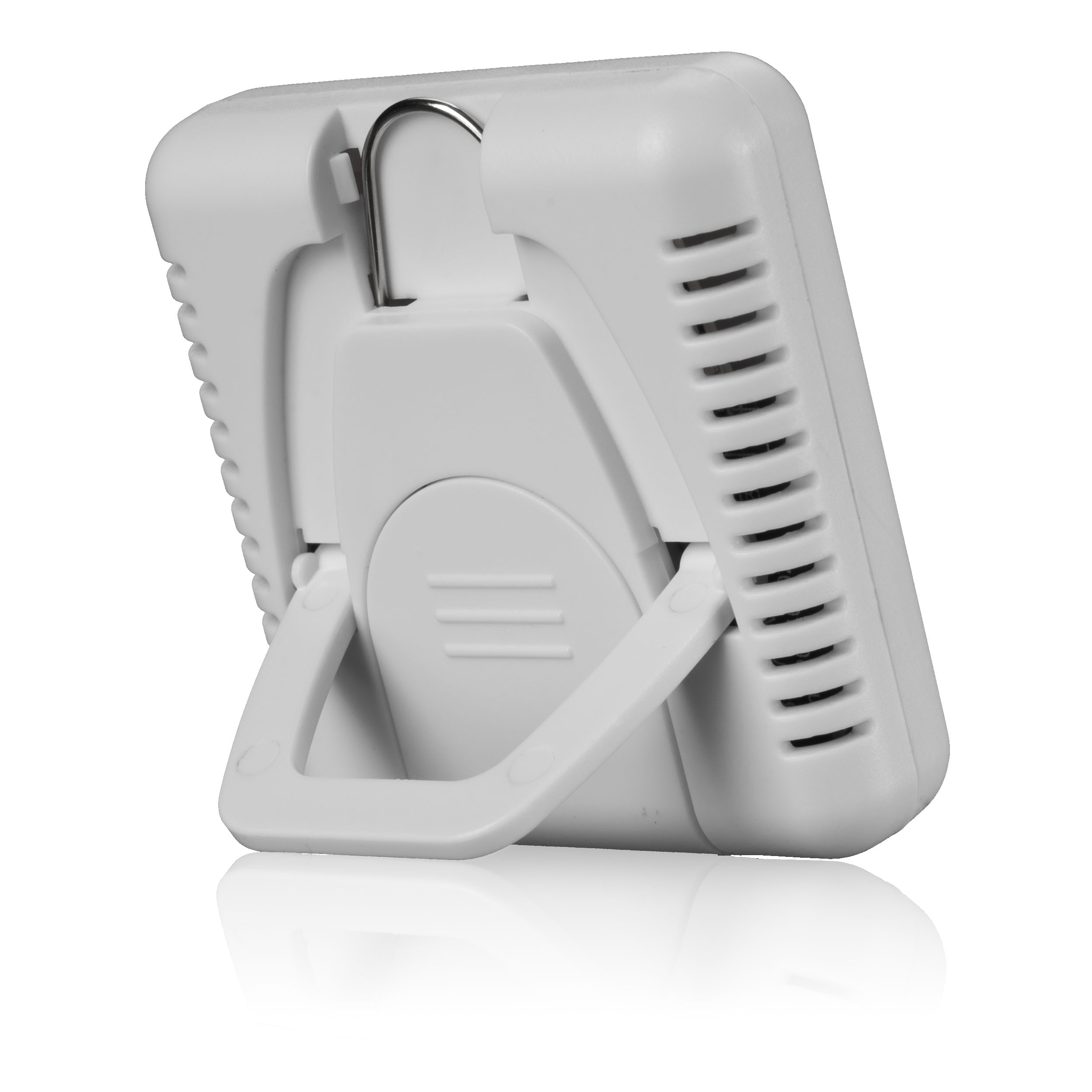 Parte trasera de un dispositivo digital blanco con soporte desplegable y gancho para colgar sobre fondo blanco.