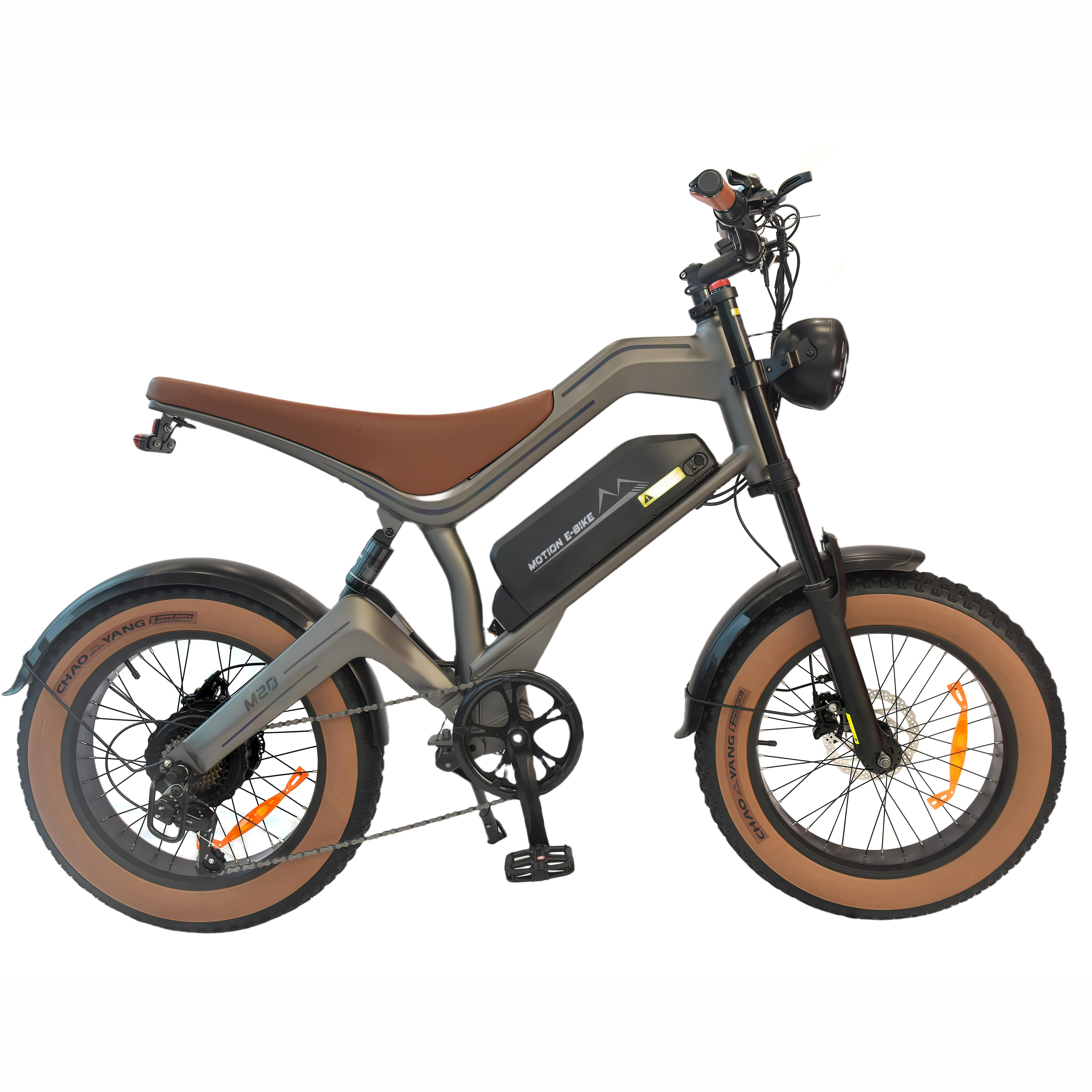Una moderna bicicletta elettrica grigia con sella marrone e copertoni larghi su sfondo bianco.