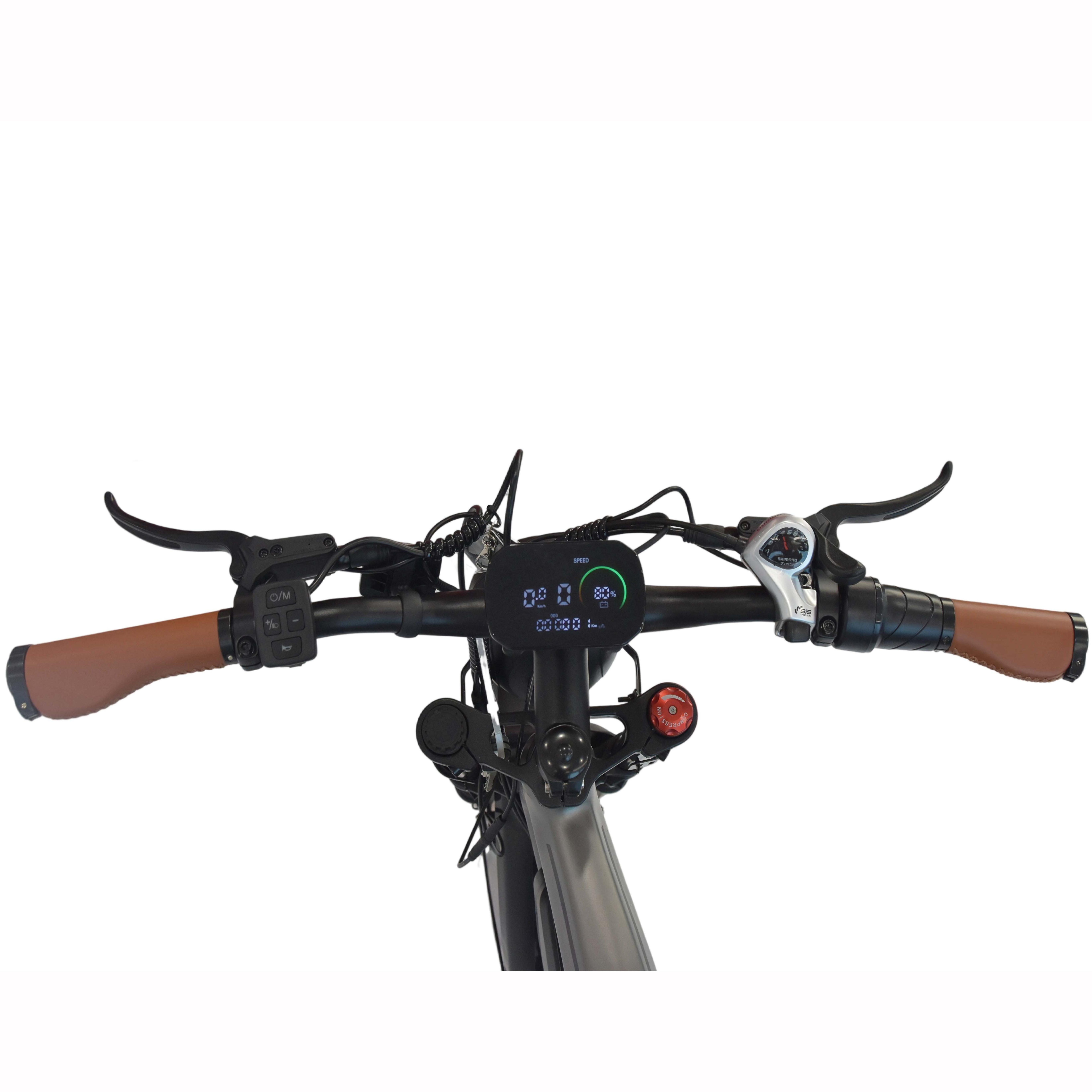 Manubrio di e-bike con manopole marroni, display digitale centrale e comandi.