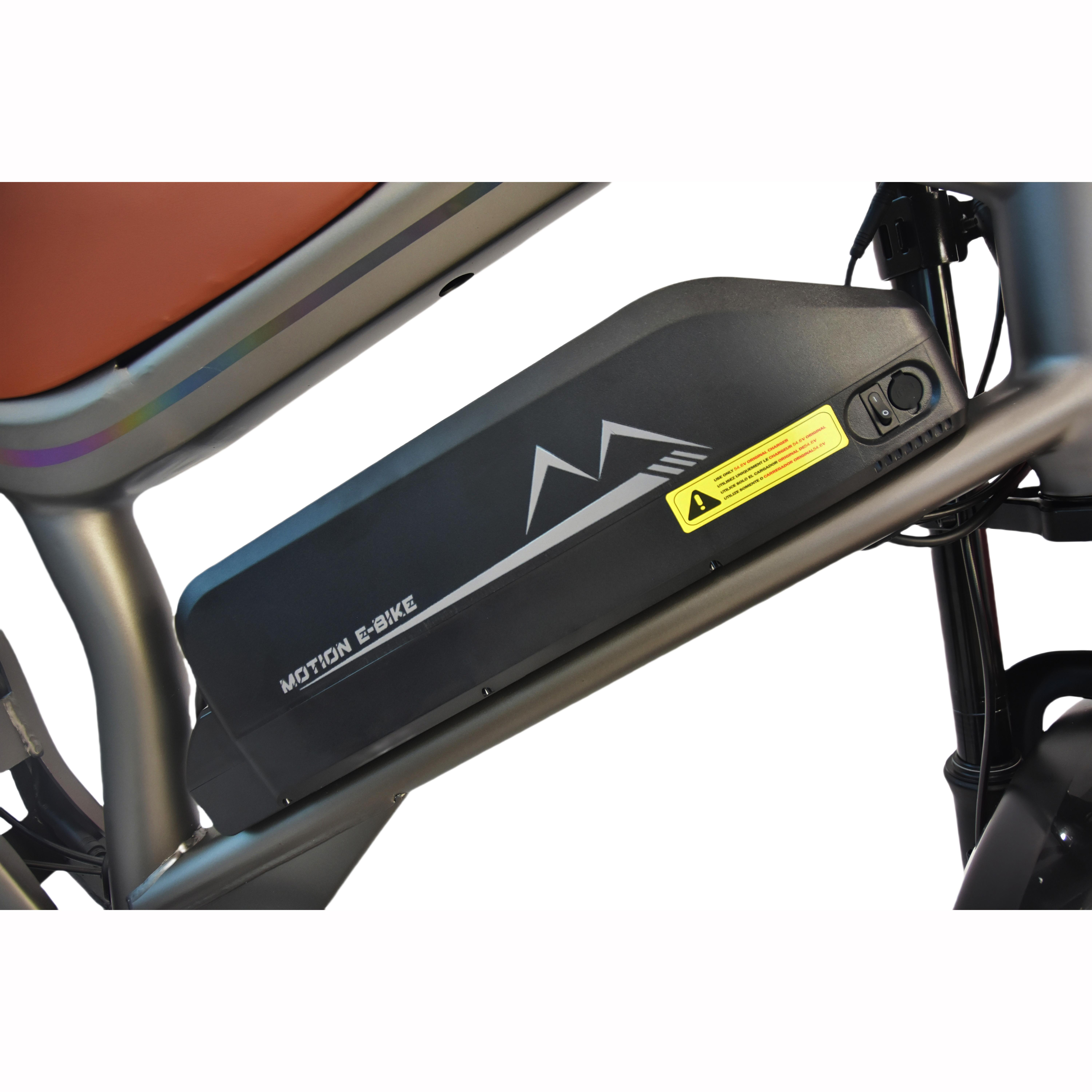 Una batteria nera Motion E-Bike è montata sul telaio grigio.