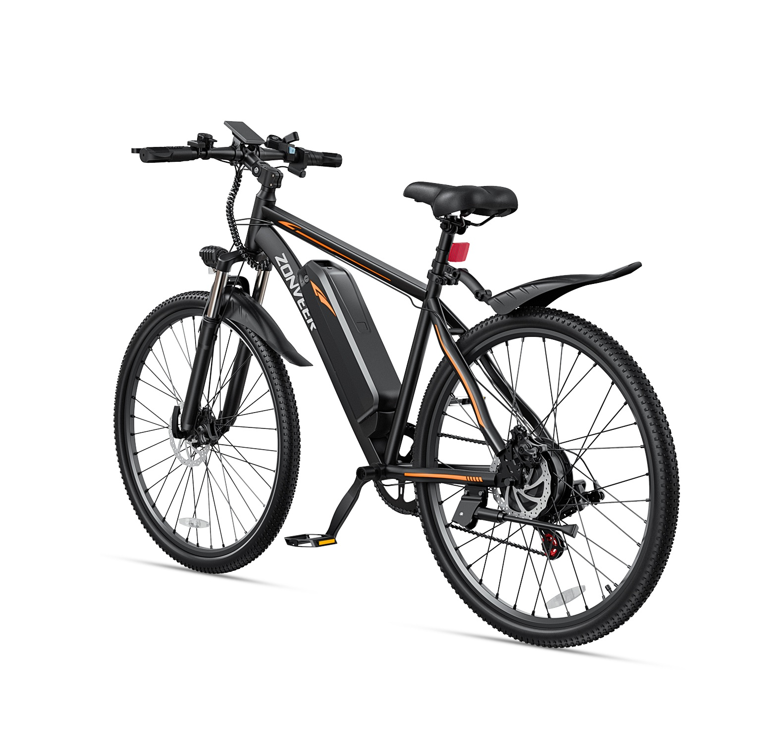 Una mountain bike elettrica nera con dettagli arancioni, parafanghi e batteria montata sul telaio su sfondo bianco.
