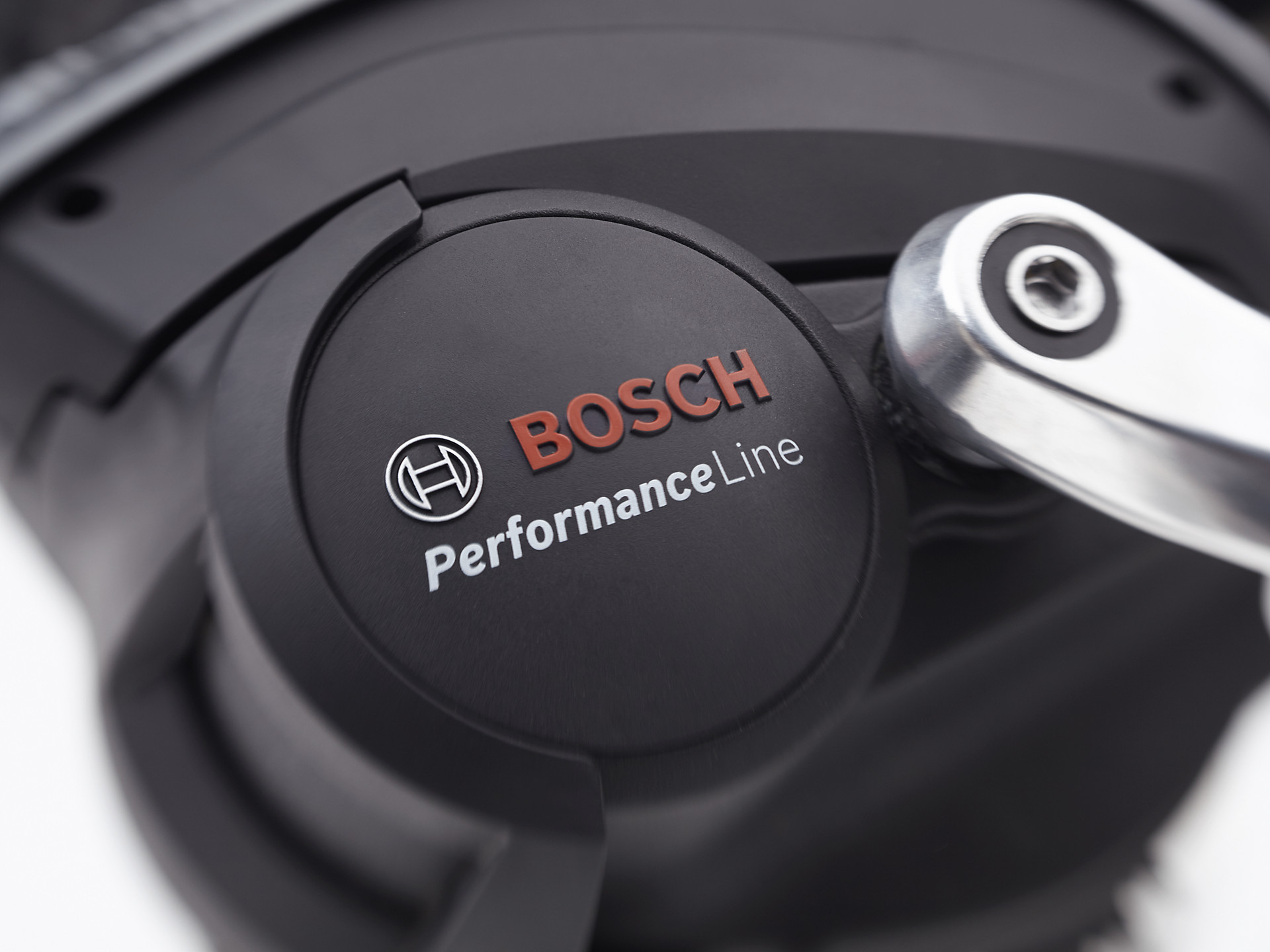 Nahaufnahme eines schwarzen Bosch Performance Line E-Bike-Motors mit Metallkurbel.