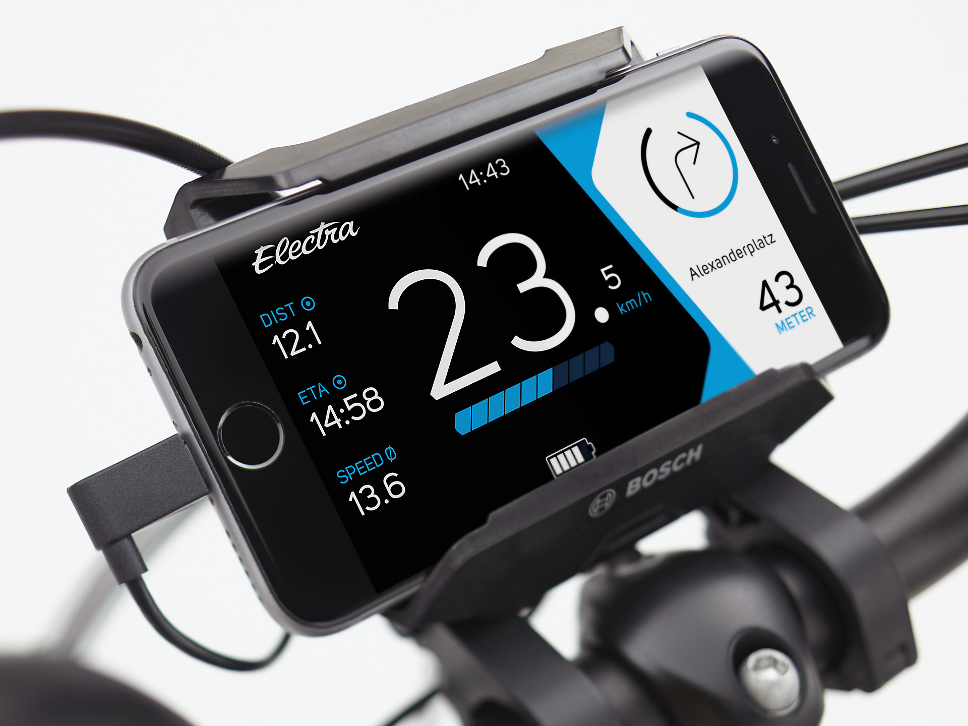 Ein Smartphone auf einem Fahrradlenker mit einer Navigations- und Geschwindigkeits-App.