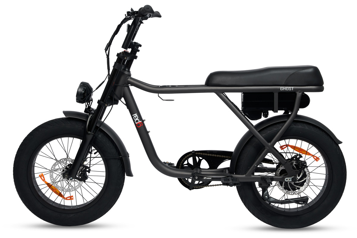 Un vélo électrique noir mat avec pneus larges, longue selle et logo rouge Red6 sur le cadre.